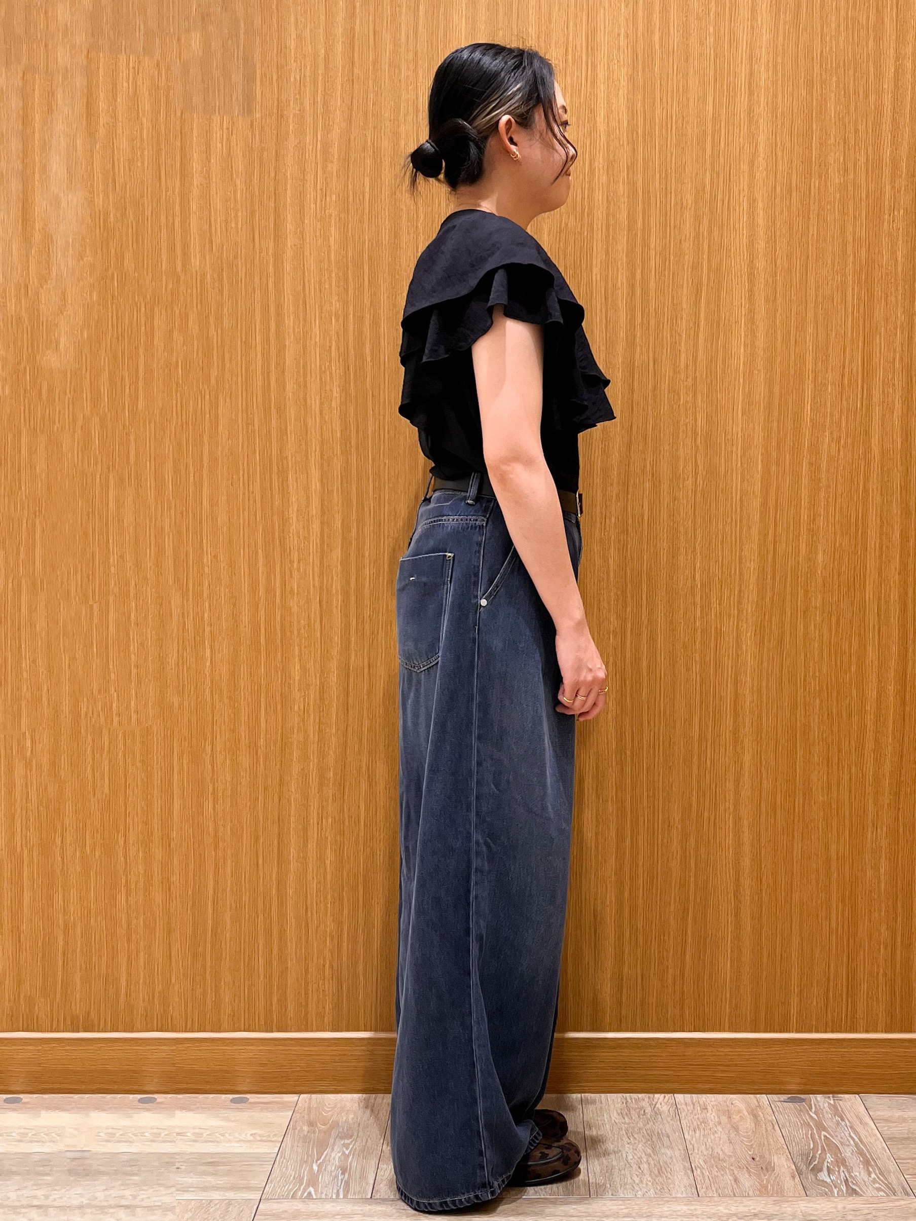 aさんの「OPAQUE.CLIP｜フリルVネックブラウス【洗濯機OK】」を使ったコーディネート