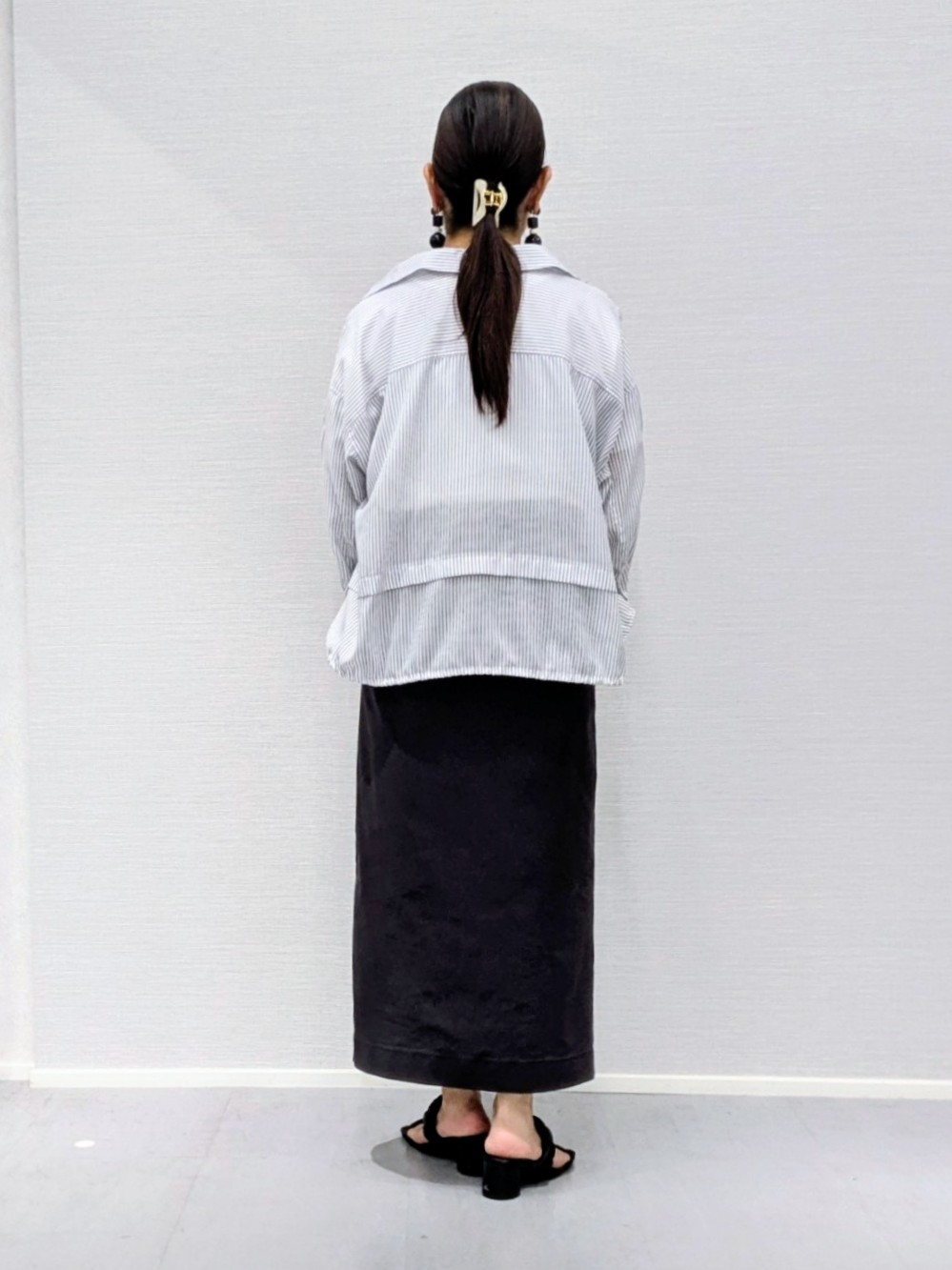 makkyさんの「UNTITLED｜【接触冷感／洗える／2WAY】ドロスト付 シアーシャンブレーシャツ」を使ったコーディネート