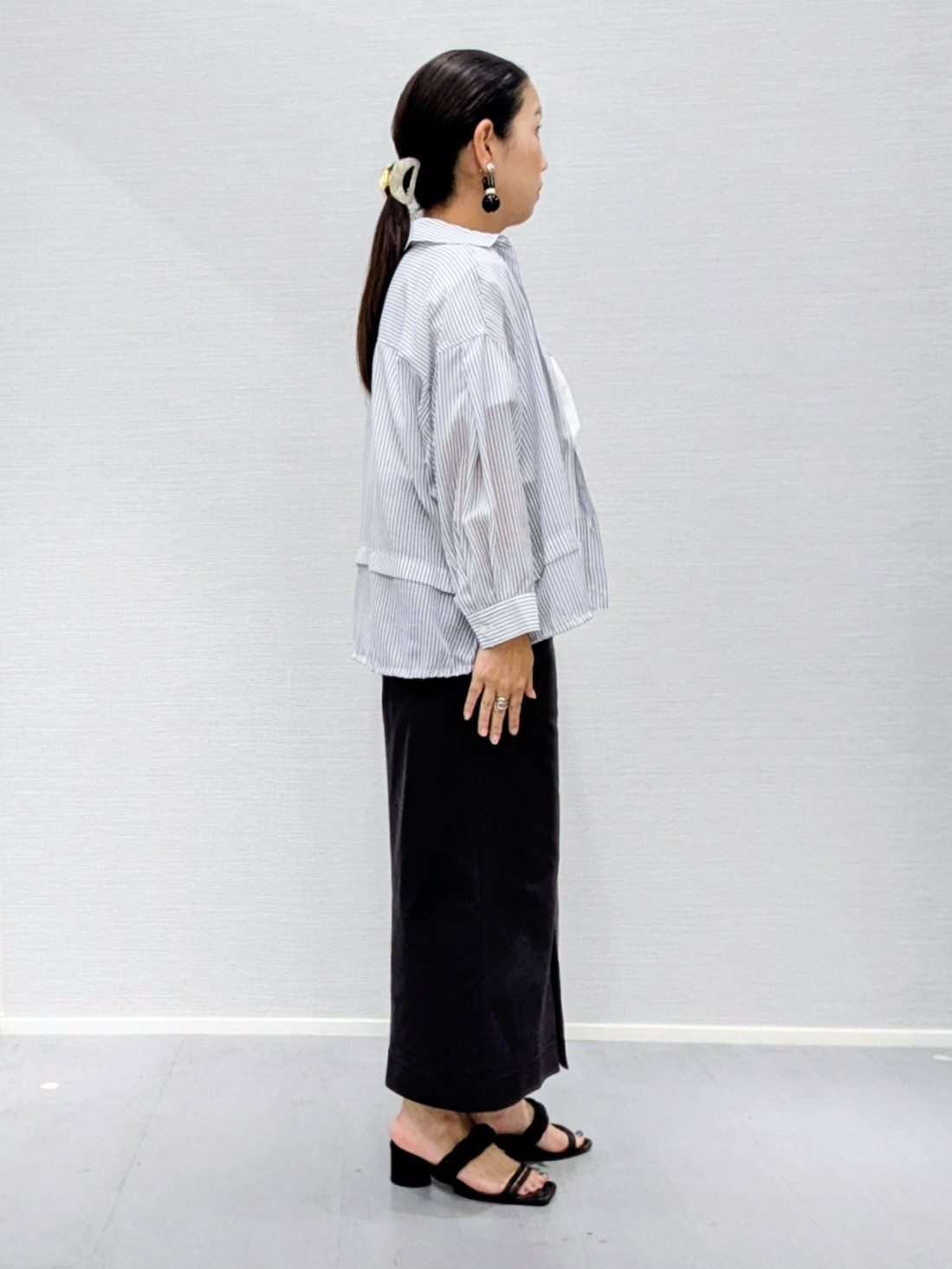 makkyさんの「UNTITLED｜【接触冷感／洗える／2WAY】ドロスト付 シアーシャンブレーシャツ」を使ったコーディネート