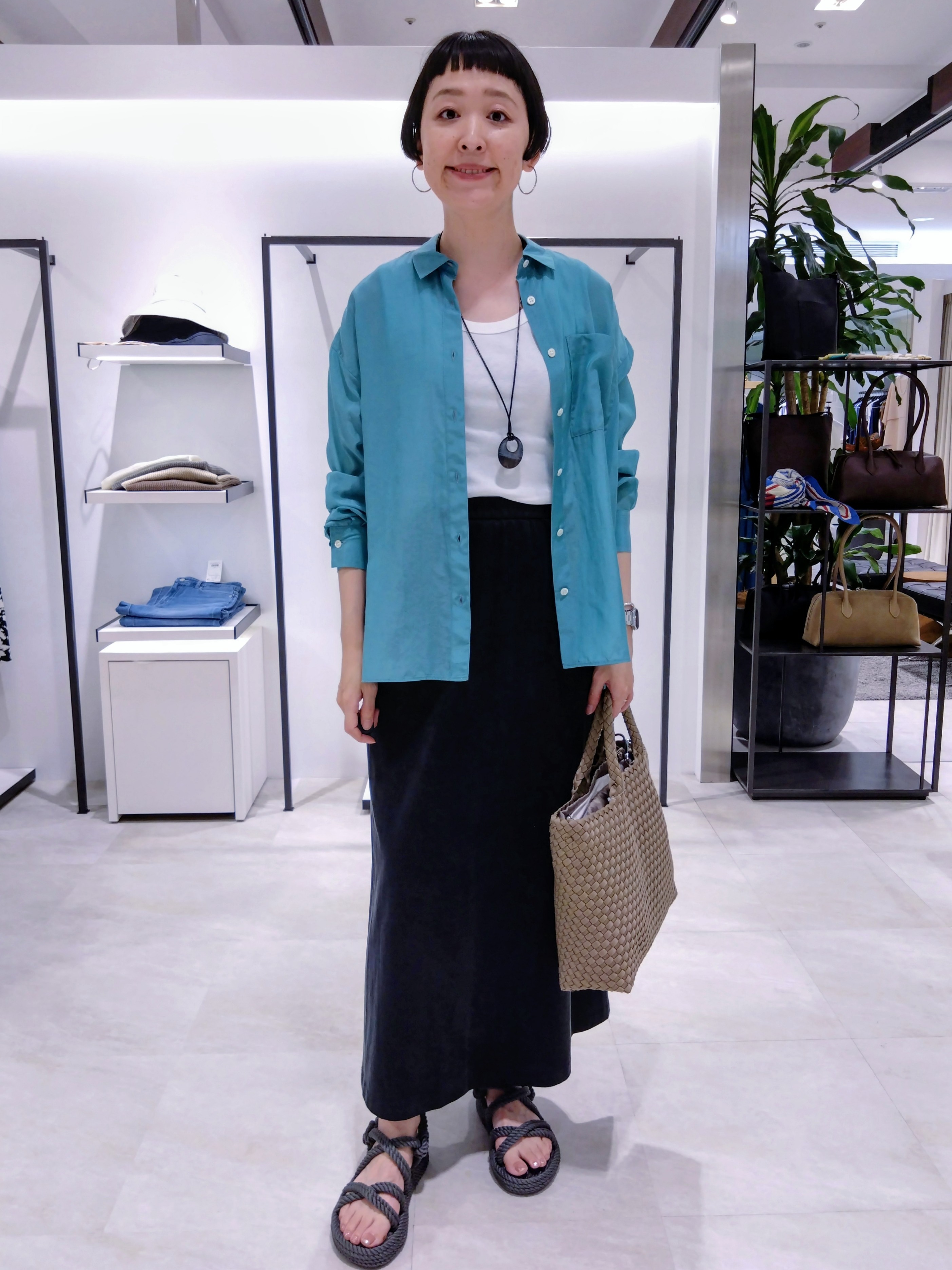 まちこさんの「UNTITLED｜シルキータッチシアーシャツ」を使ったコーディネート