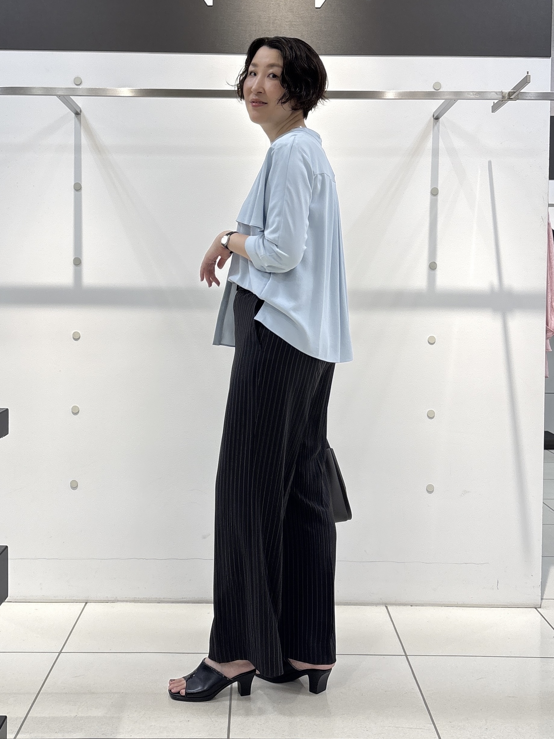 yuriさんの「INDIVI｜【接触冷感/UVケア/夏羽織り/着る日傘】ケープ風ブラウス」を使ったコーディネート