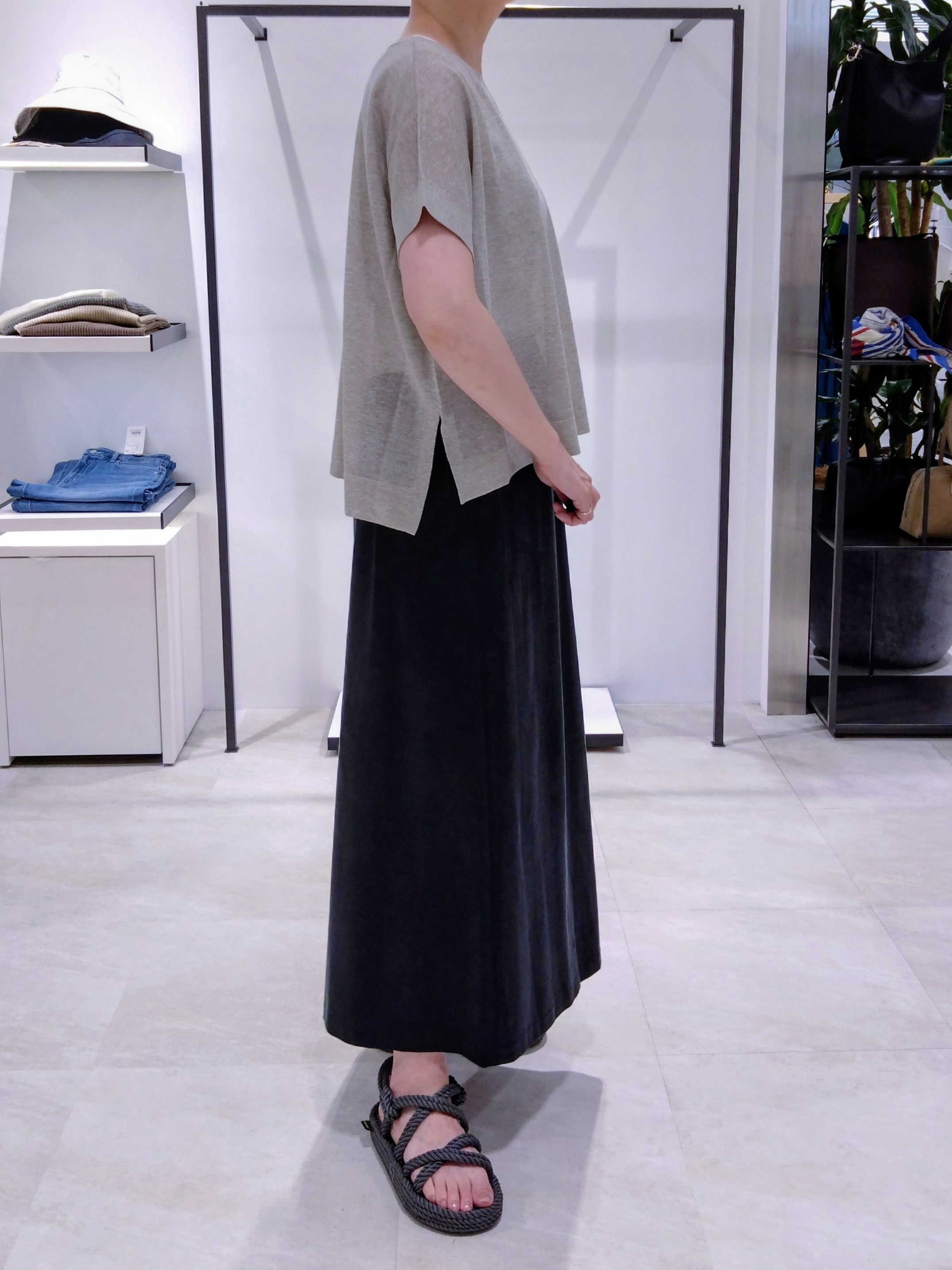まちこさんの「UNTITLED｜【アンサンブル可/品のある透け感】Tシャツ風ニットトップス」を使ったコーディネート