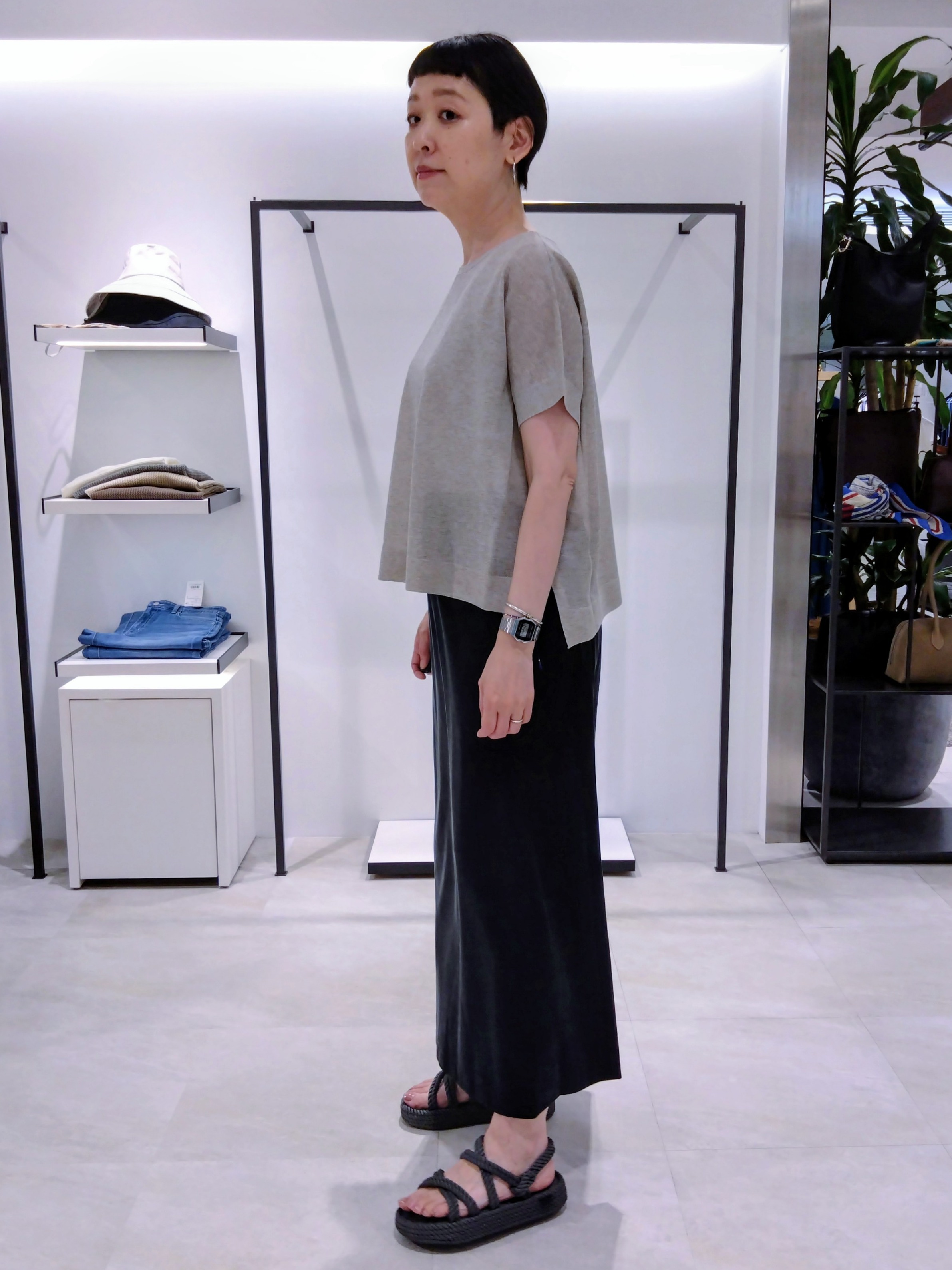 まちこさんの「UNTITLED｜【アンサンブル可/品のある透け感】Tシャツ風ニットトップス」を使ったコーディネート