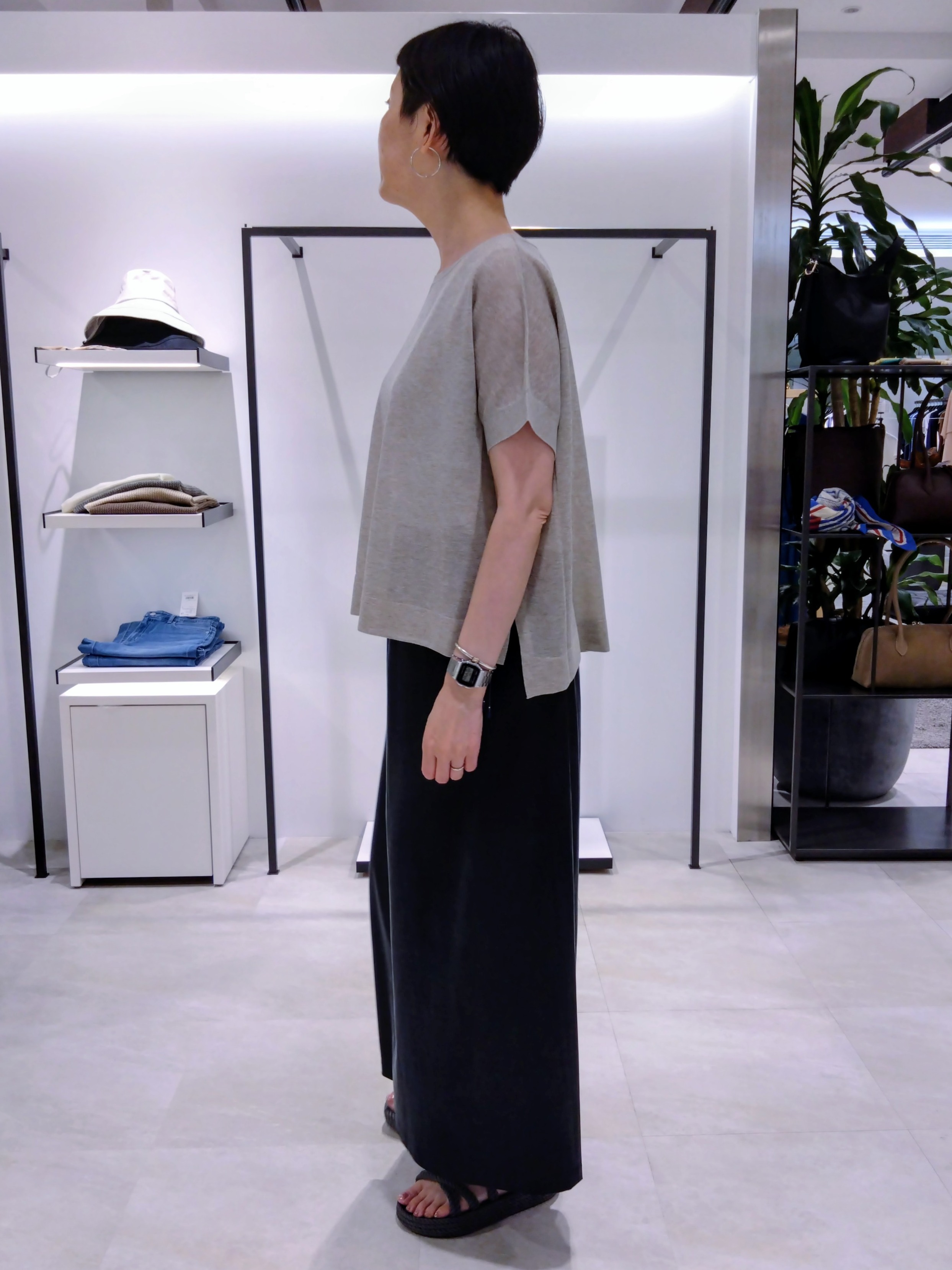 まちこさんの「UNTITLED｜【アンサンブル可/品のある透け感】Tシャツ風ニットトップス」を使ったコーディネート