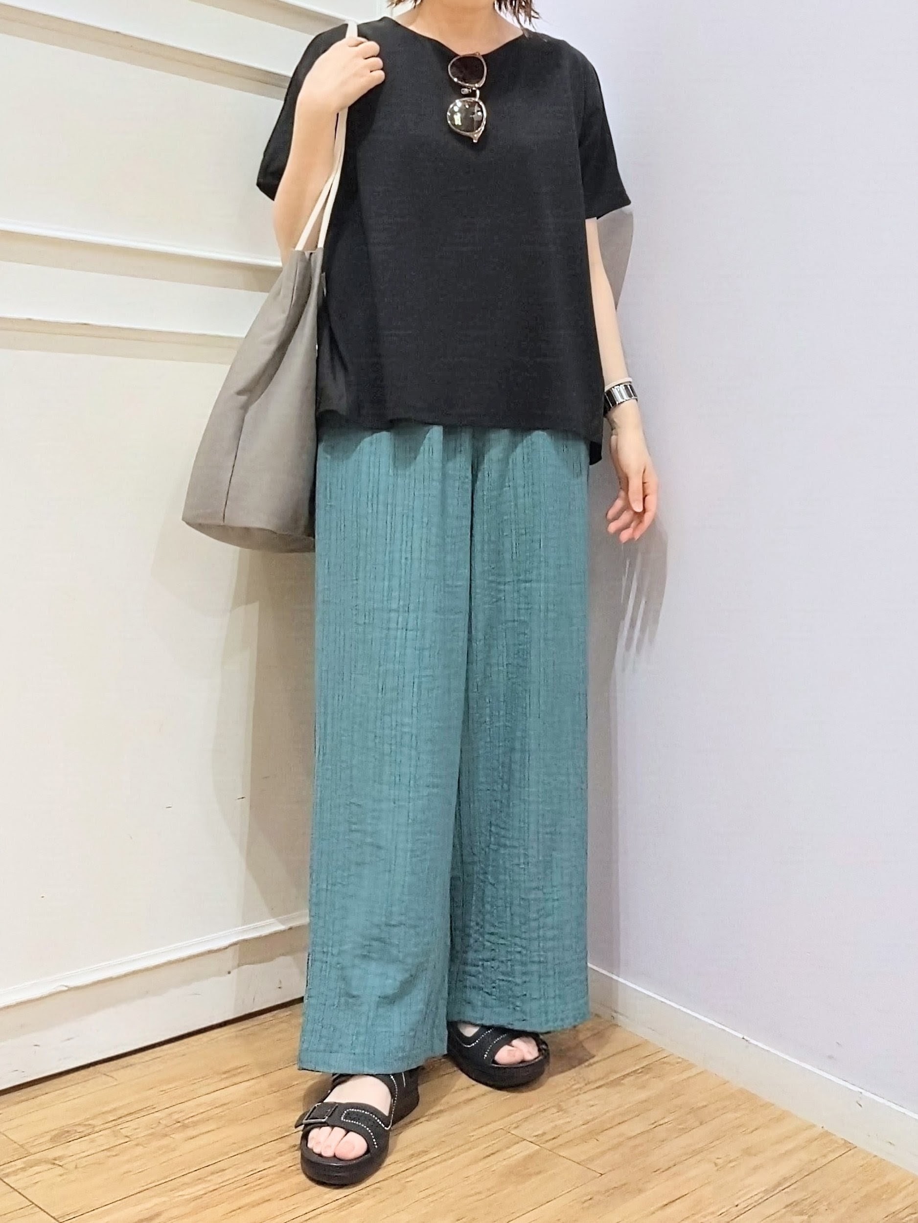 miomioさんの「SHOO･LA･RUE｜【洗濯機可/S-LL】後ろ姿も映える 異素材ドッキングトップス」を使ったコーディネート