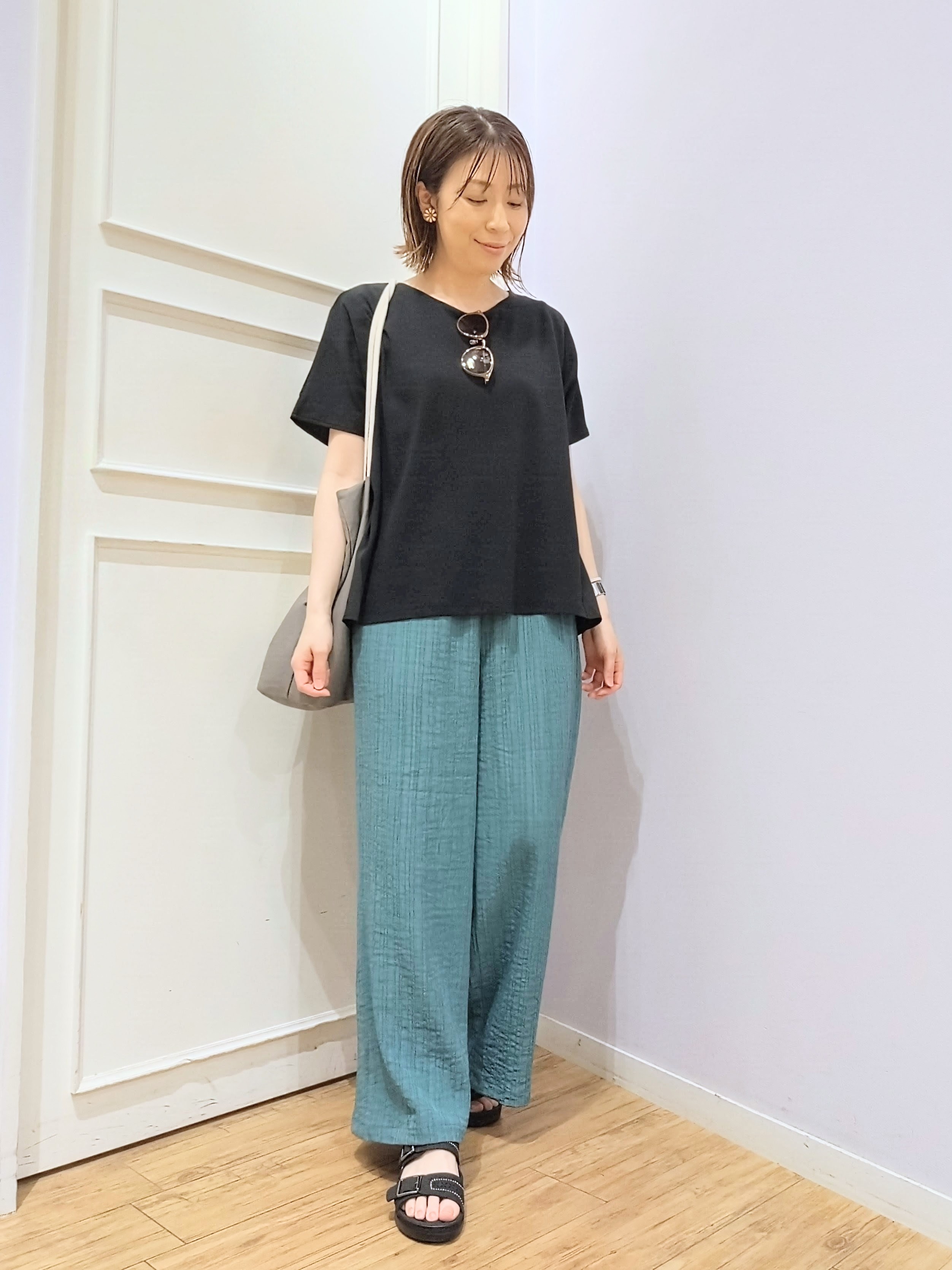 miomioさんの「SHOO･LA･RUE｜【洗濯機可/S-LL】後ろ姿も映える 異素材ドッキングトップス」を使ったコーディネート