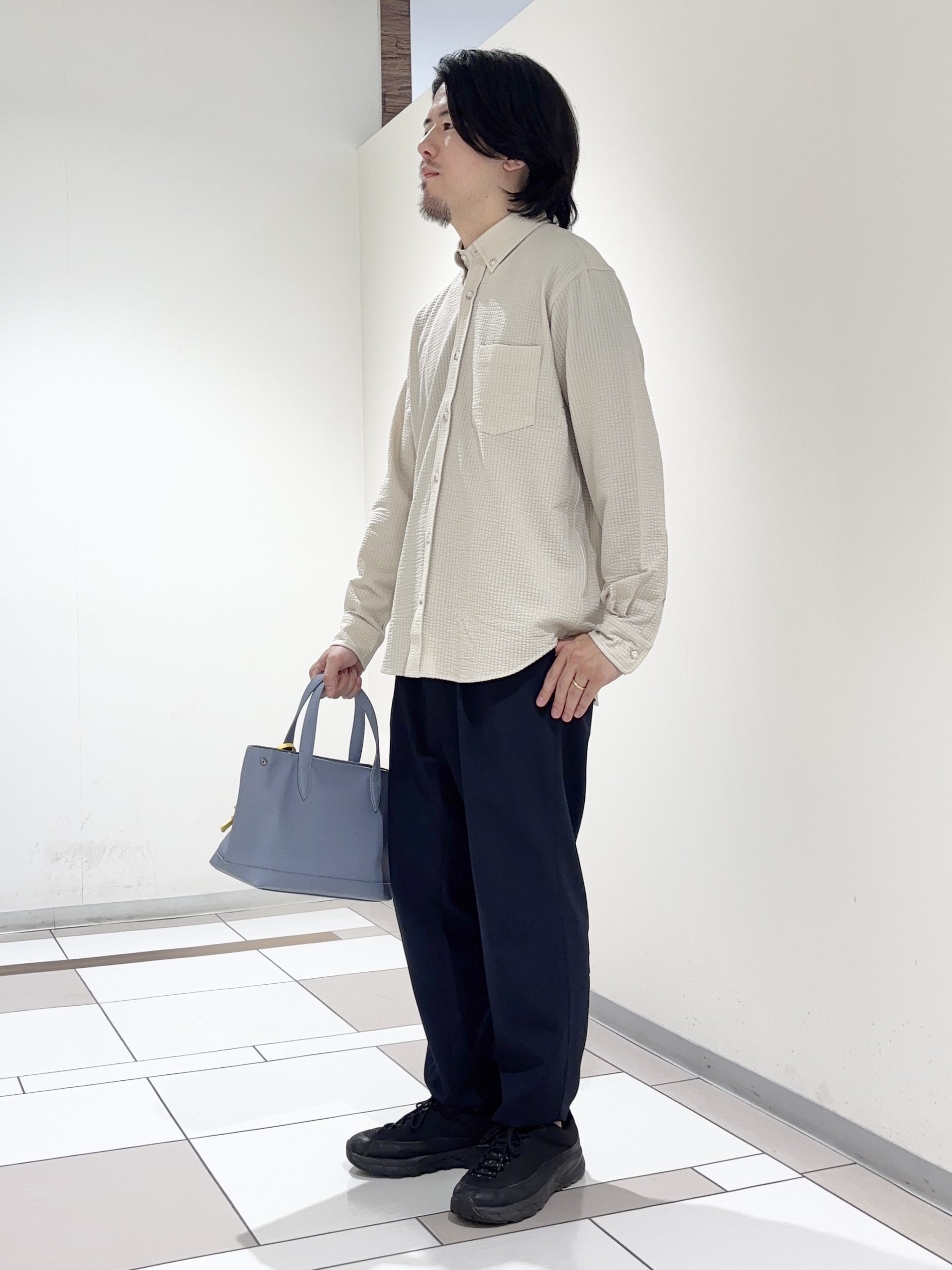 及川さんの「TAKEO KIKUCHI｜リネンライクカルゼイージーパンツ」を使ったコーディネート