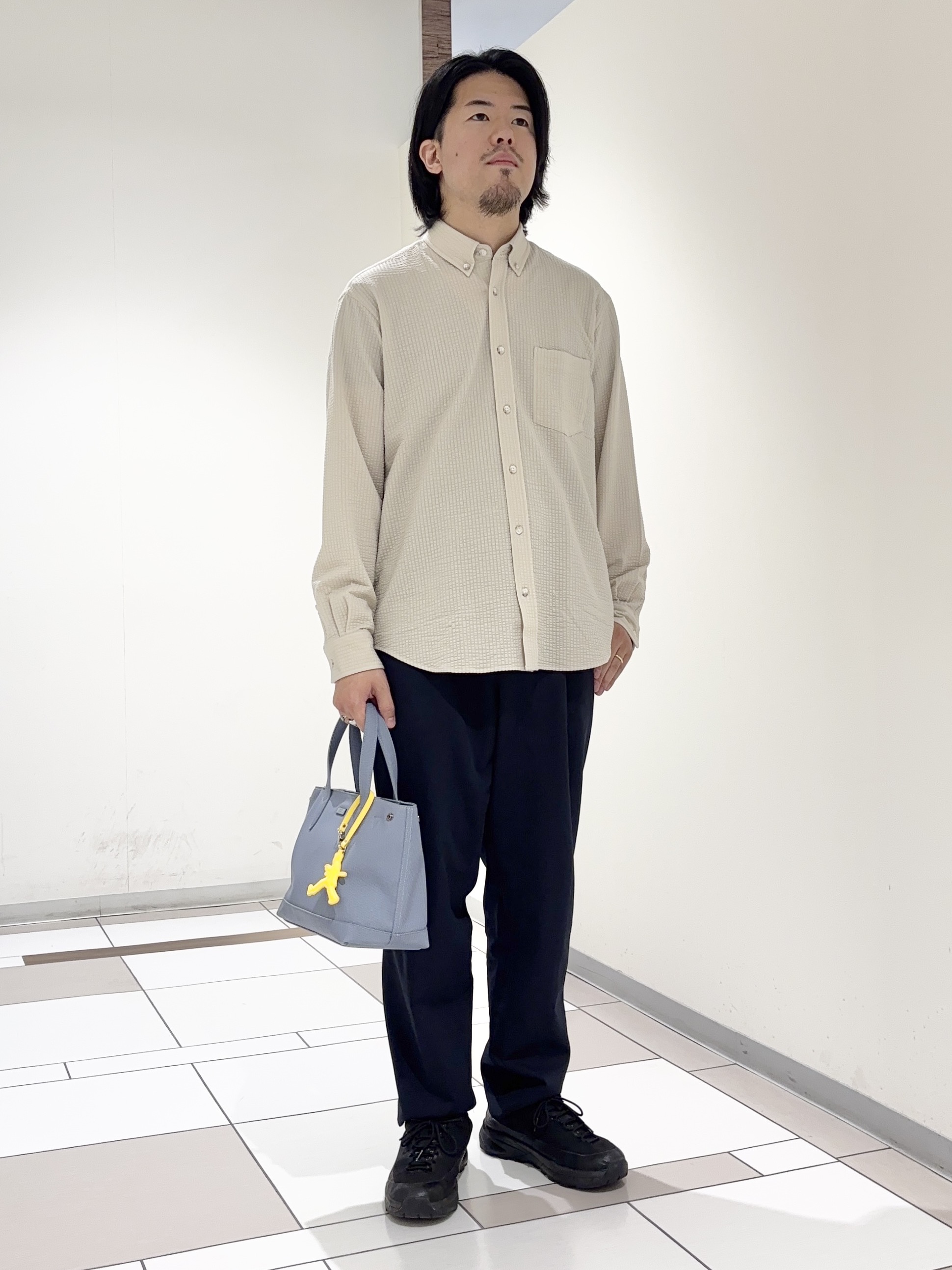 及川さんの「TAKEO KIKUCHI｜リネンライクカルゼイージーパンツ」を使ったコーディネート