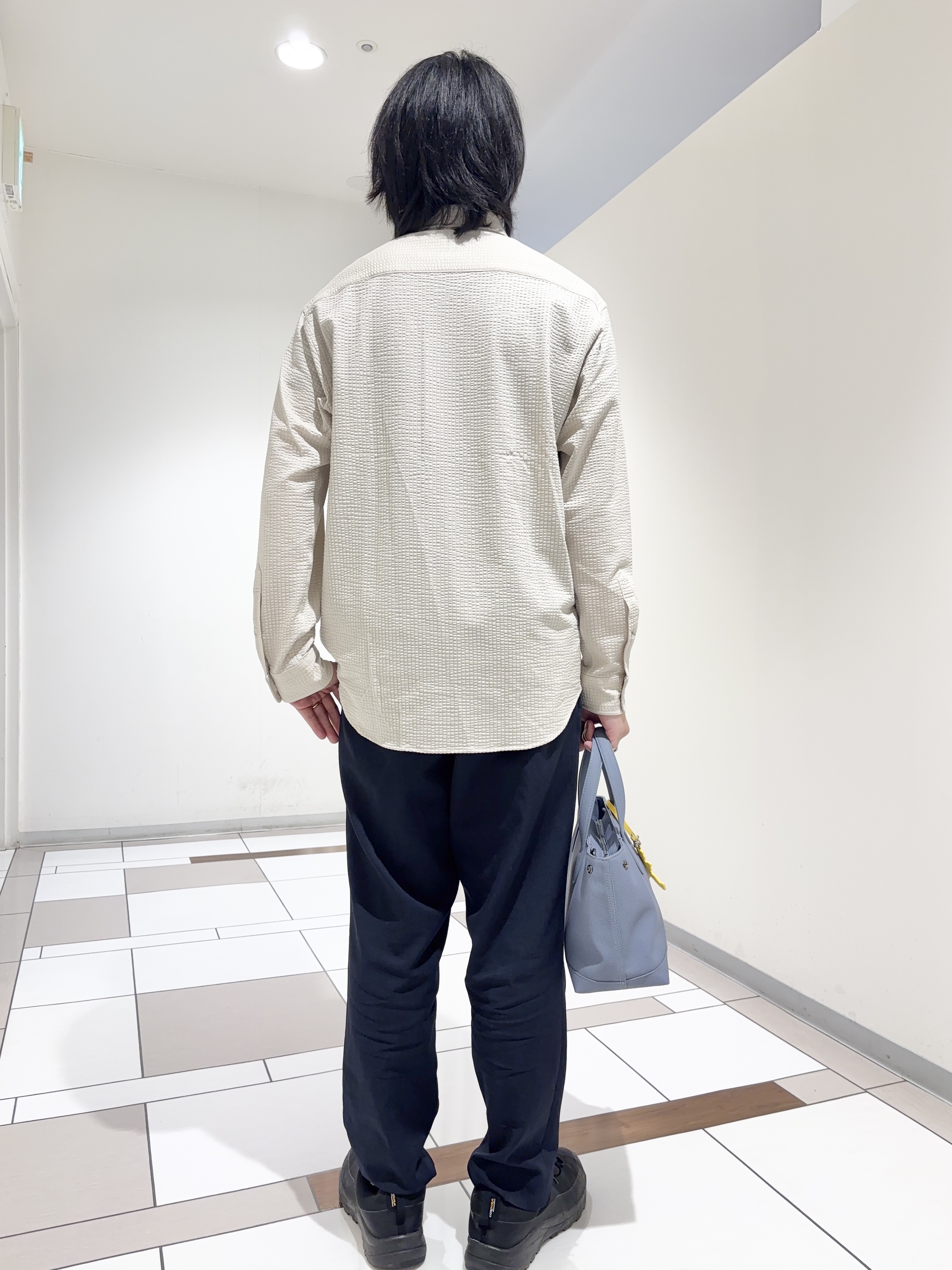 及川さんの「TAKEO KIKUCHI｜リネンライクカルゼイージーパンツ」を使ったコーディネート