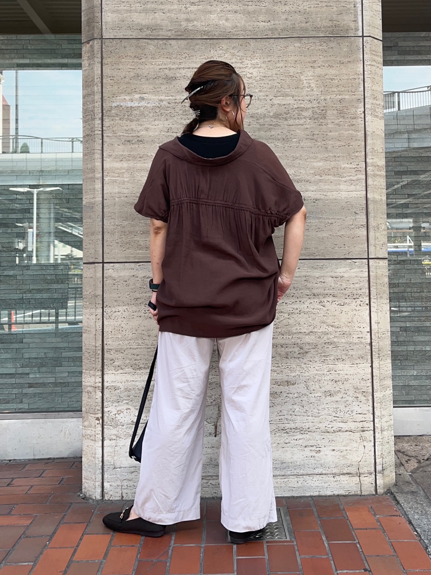 harusakuさんの「SHOO･LA･RUE｜【ひんやり/UV】ほんのりシアーで上品な バックギャザーブラウス」を使ったコーディネート