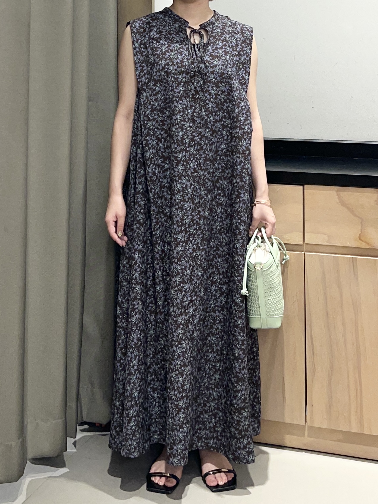 かのさんの「THE SHOP TK｜大人のリゾートムード 小花柄ワンピース」を使ったコーディネート