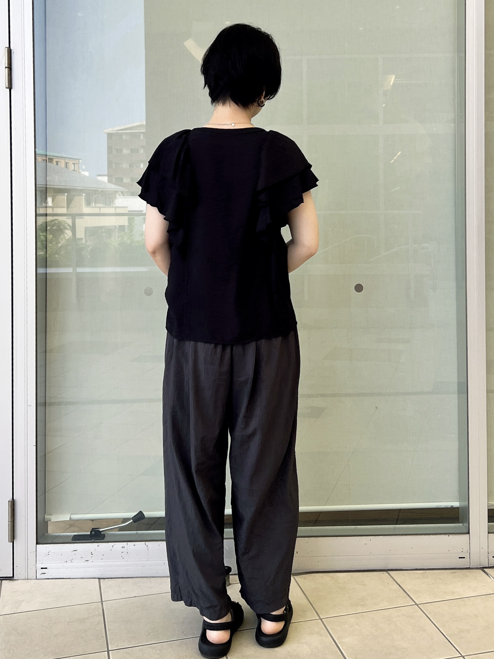 yo-koさんの「OPAQUE.CLIP｜フリルVネックブラウス【洗濯機OK】」を使ったコーディネート