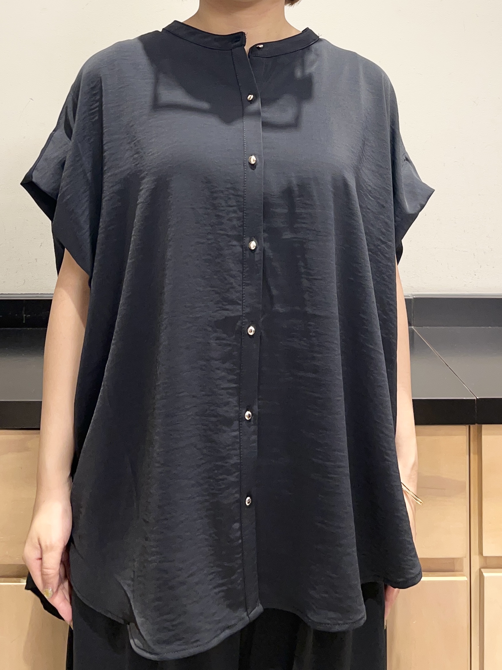 かのさんの「THE SHOP TK｜【ひんやり/遮熱/セットアップ可】やみつきになる とろみバンドカラーブラウス」を使ったコーディネート