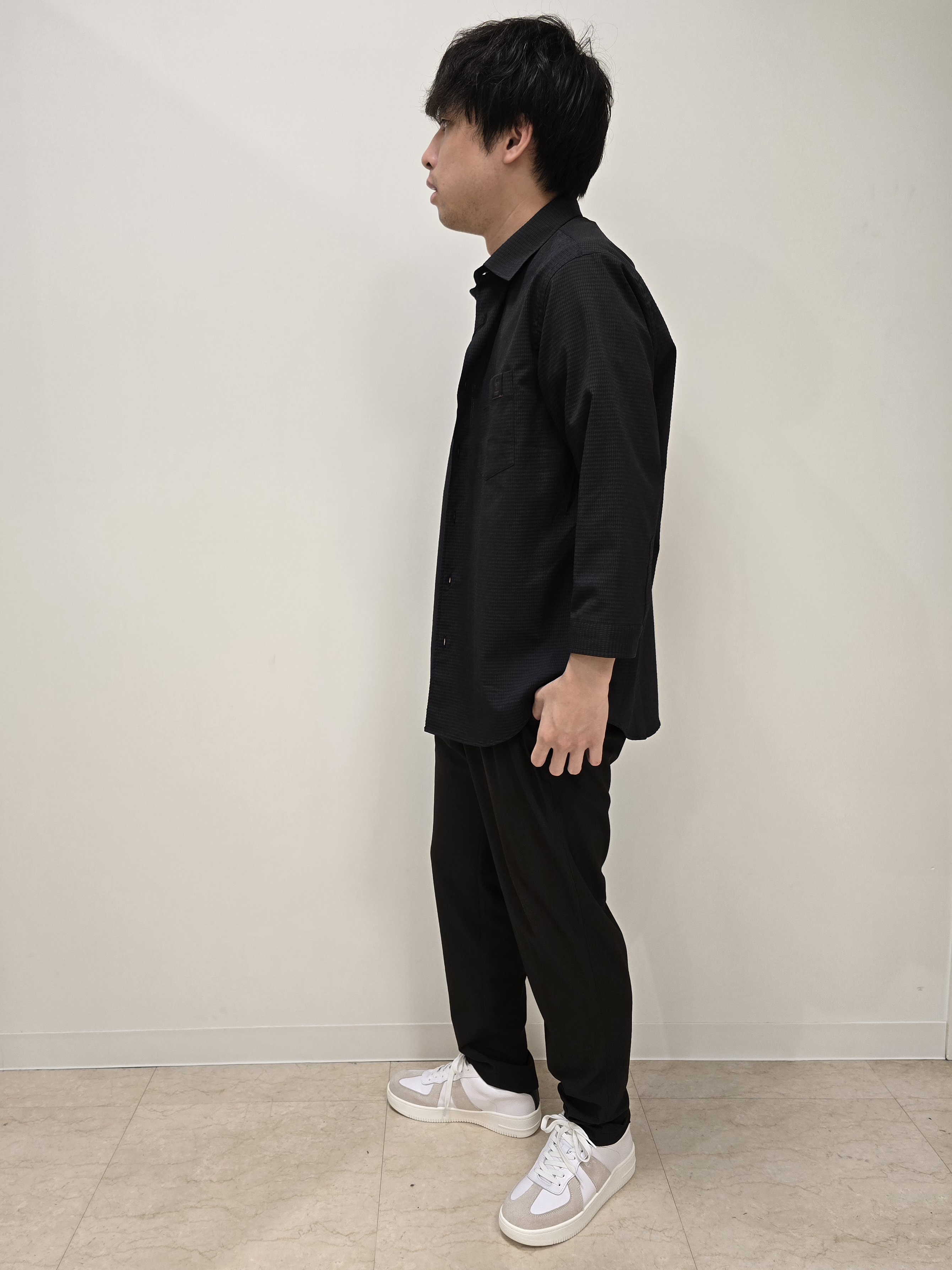 白木駆さんの「TAKEO KIKUCHI｜【汗染み軽減/接触冷感】フェイクレイヤード ワンポイント刺繍Ｔシャツ」を使ったコーディネート