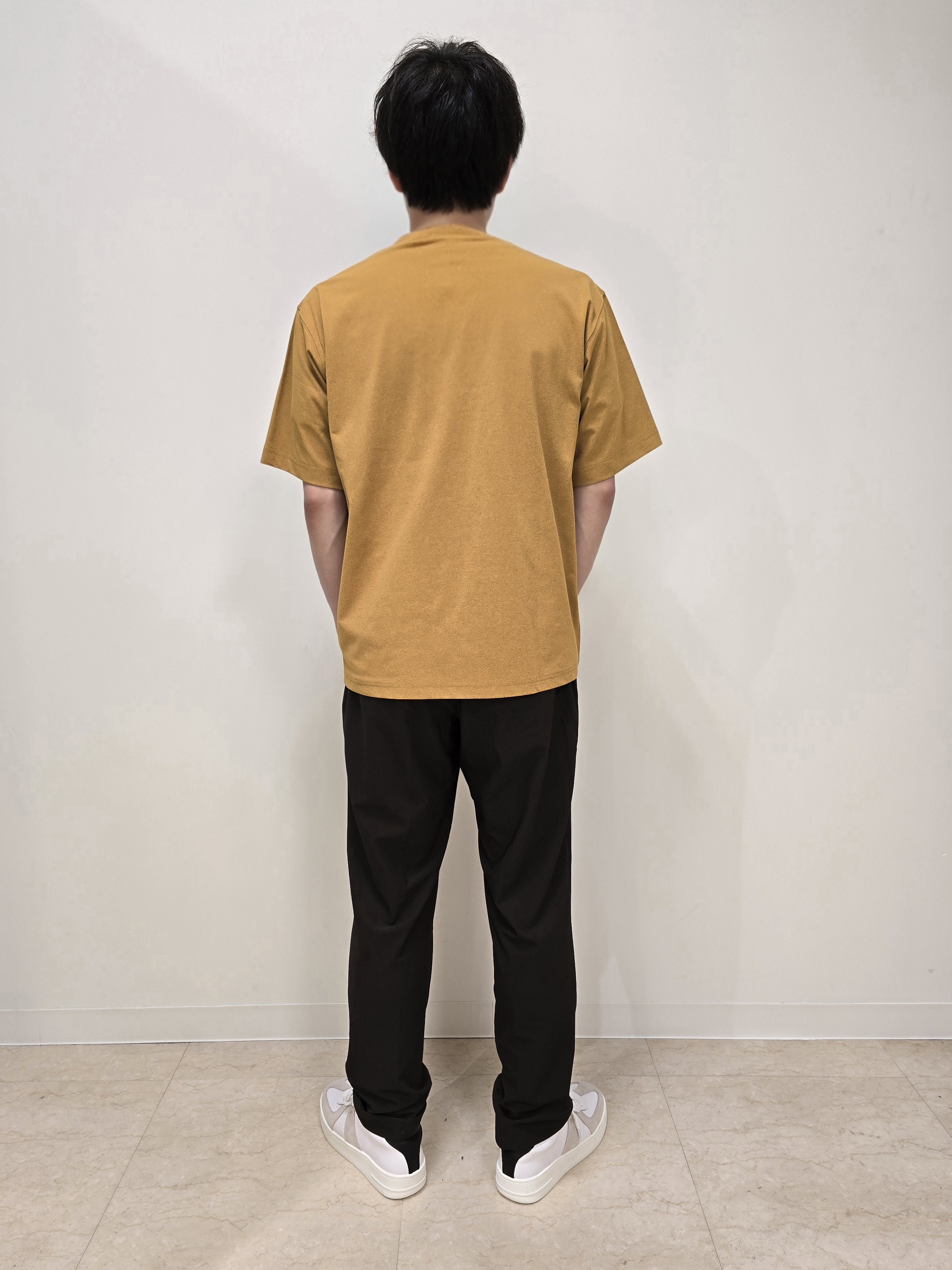 白木駆さんの「TAKEO KIKUCHI｜【汗染み軽減/接触冷感】フェイクレイヤード ワンポイント刺繍Ｔシャツ」を使ったコーディネート