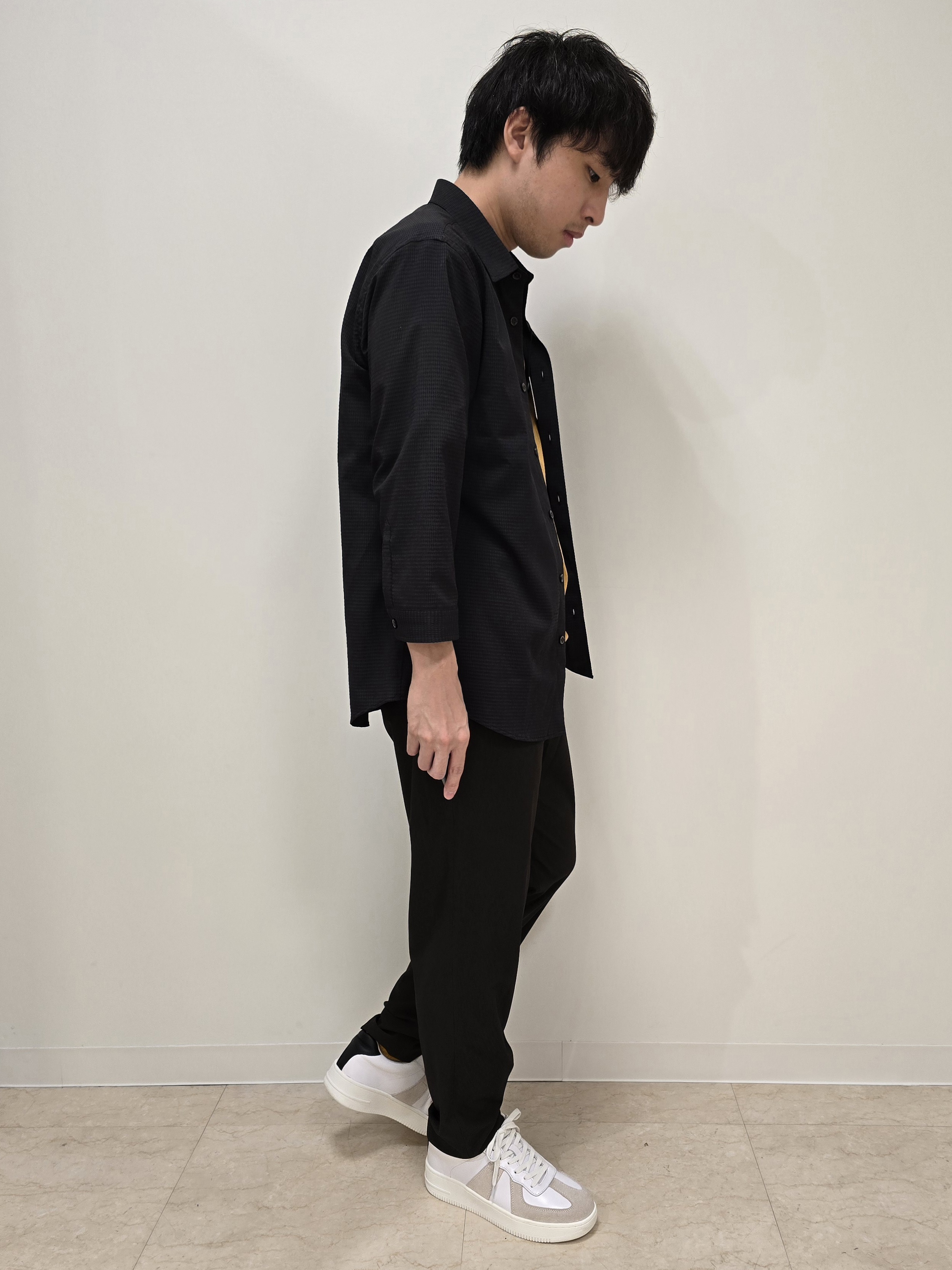白木駆さんの「TAKEO KIKUCHI｜【汗染み軽減/接触冷感】フェイクレイヤード ワンポイント刺繍Ｔシャツ」を使ったコーディネート