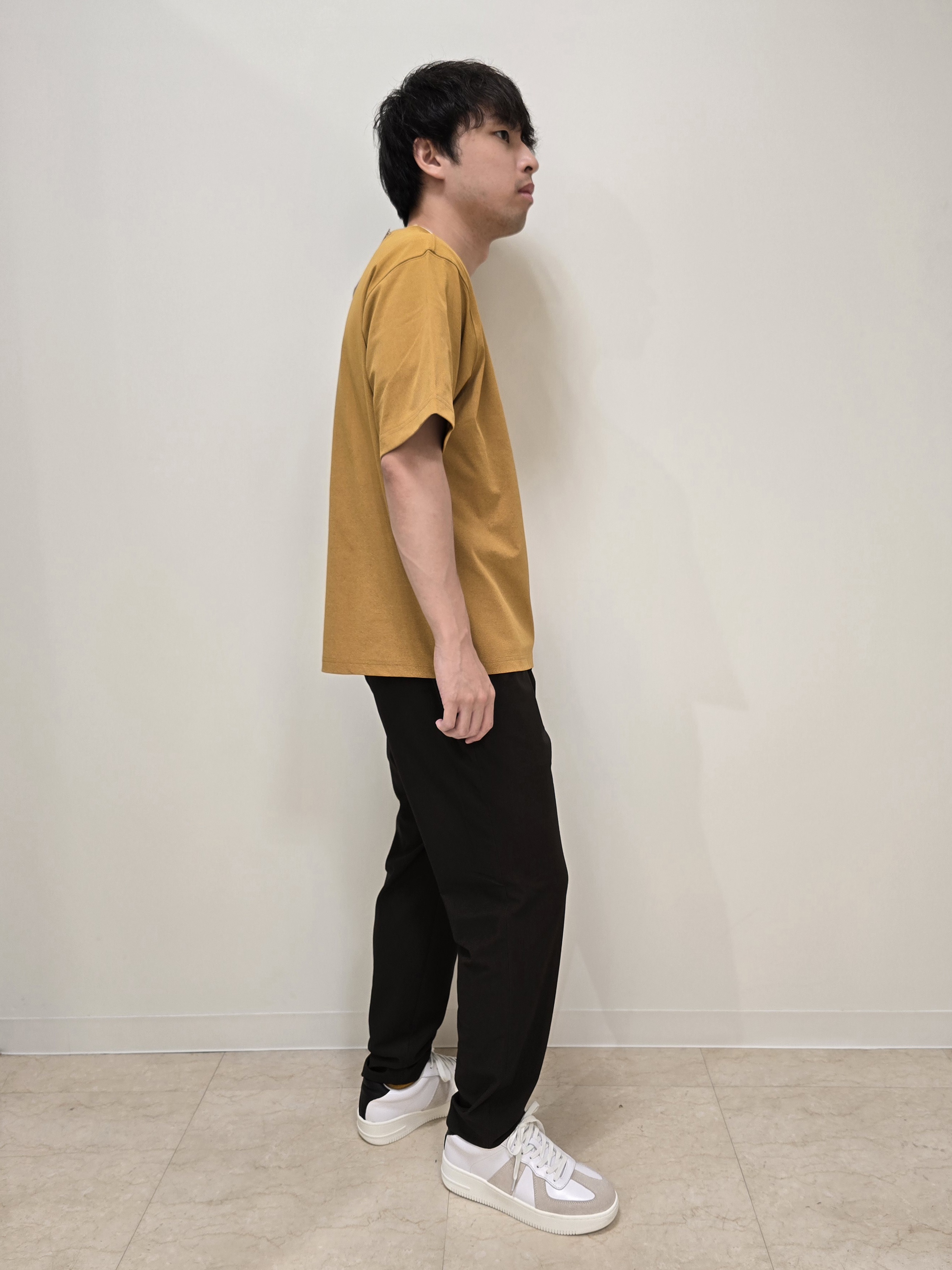 白木駆さんの「TAKEO KIKUCHI｜【汗染み軽減/接触冷感】フェイクレイヤード ワンポイント刺繍Ｔシャツ」を使ったコーディネート