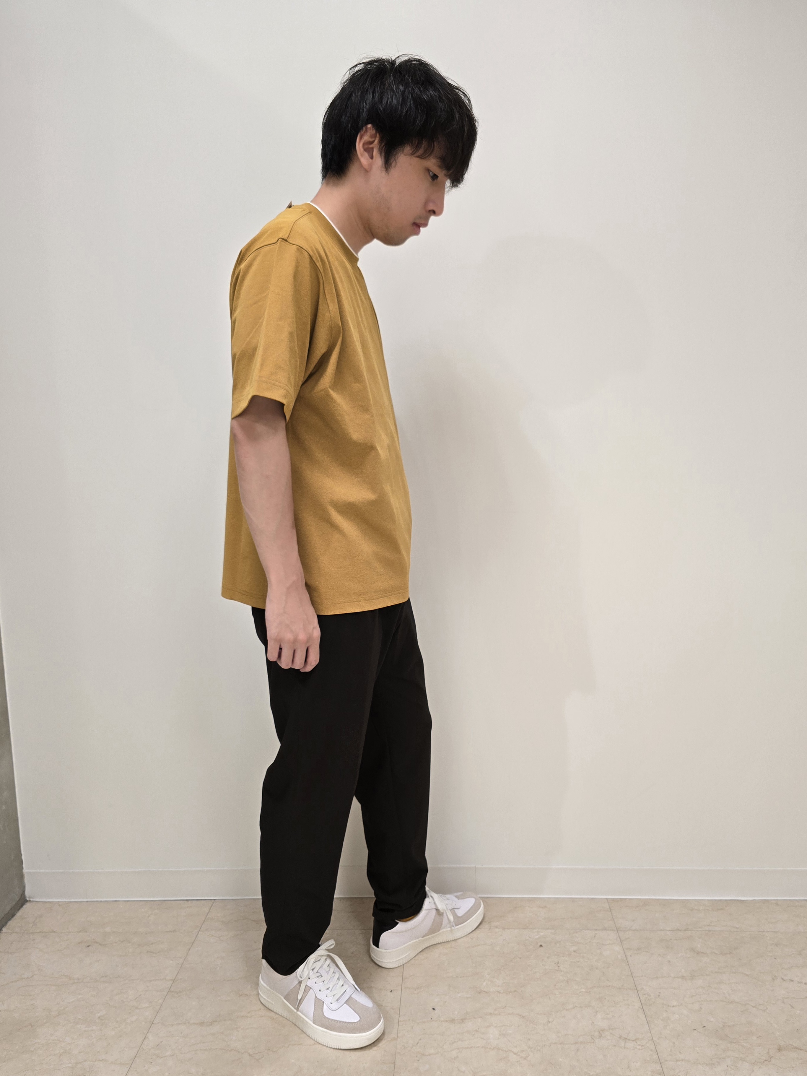 白木駆さんの「TAKEO KIKUCHI｜【汗染み軽減/接触冷感】フェイクレイヤード ワンポイント刺繍Ｔシャツ」を使ったコーディネート