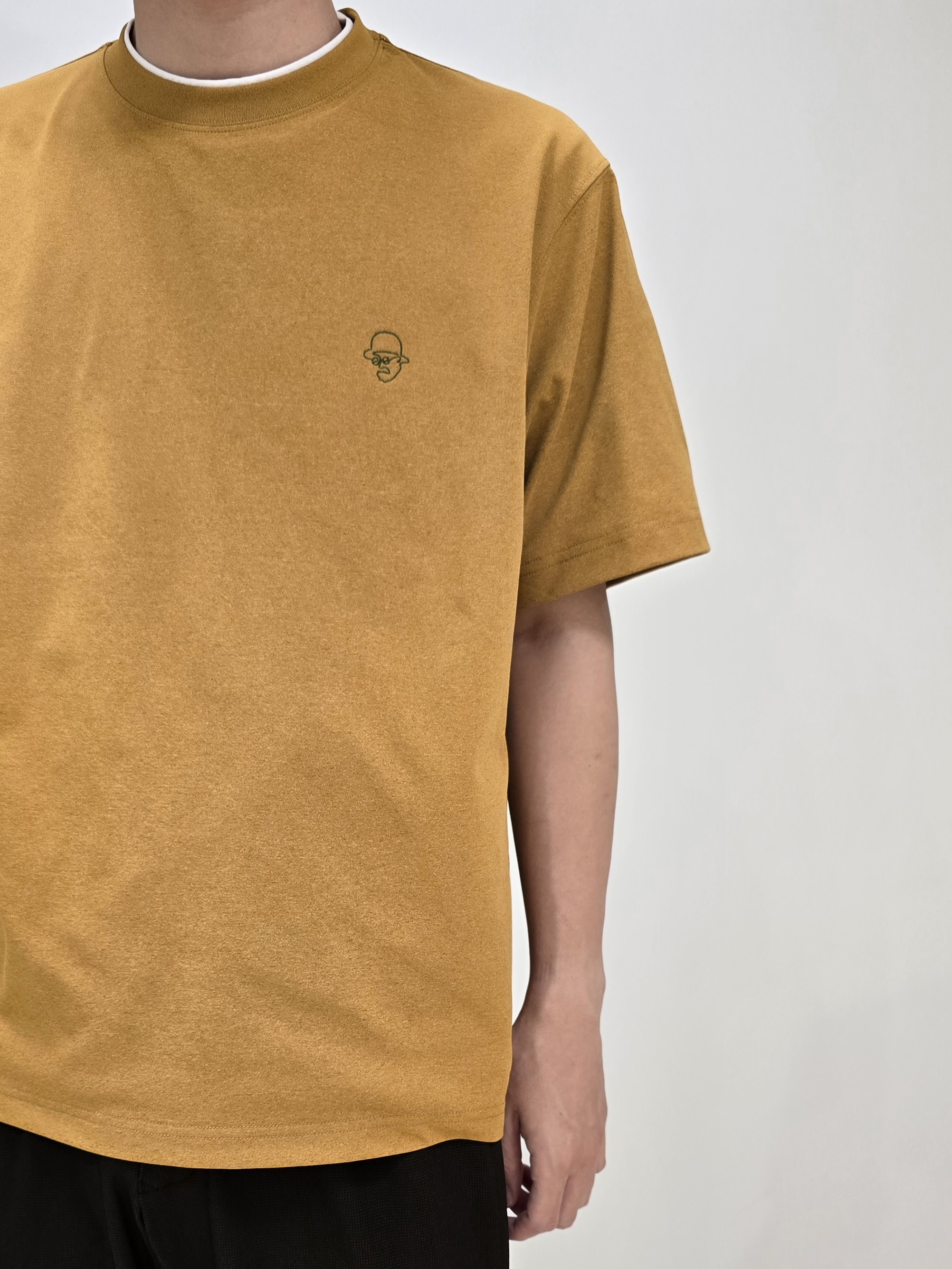 白木駆さんの「TAKEO KIKUCHI｜【汗染み軽減/接触冷感】フェイクレイヤード ワンポイント刺繍Ｔシャツ」を使ったコーディネート