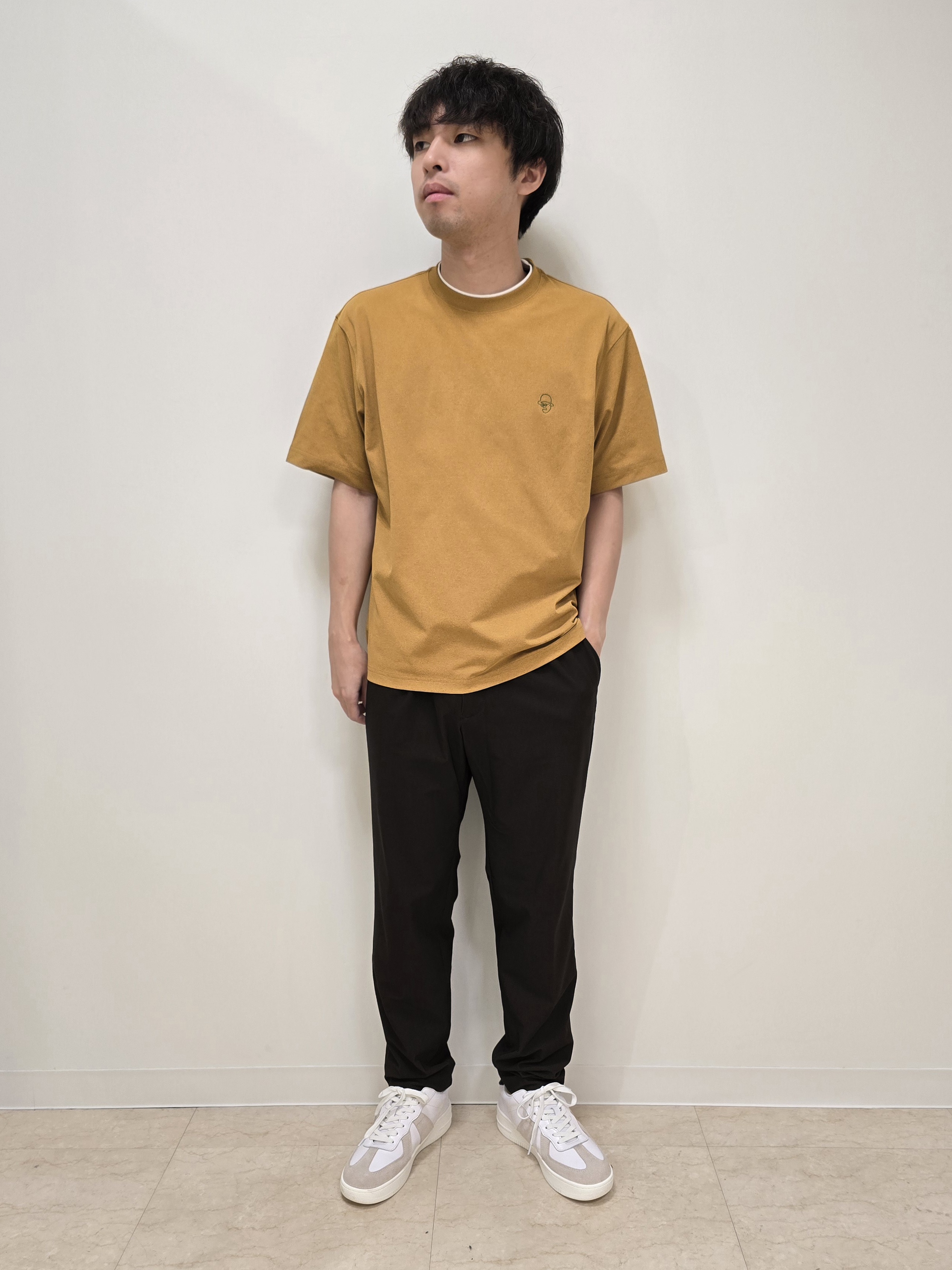 白木駆さんの「TAKEO KIKUCHI｜【汗染み軽減/接触冷感】フェイクレイヤード ワンポイント刺繍Ｔシャツ」を使ったコーディネート