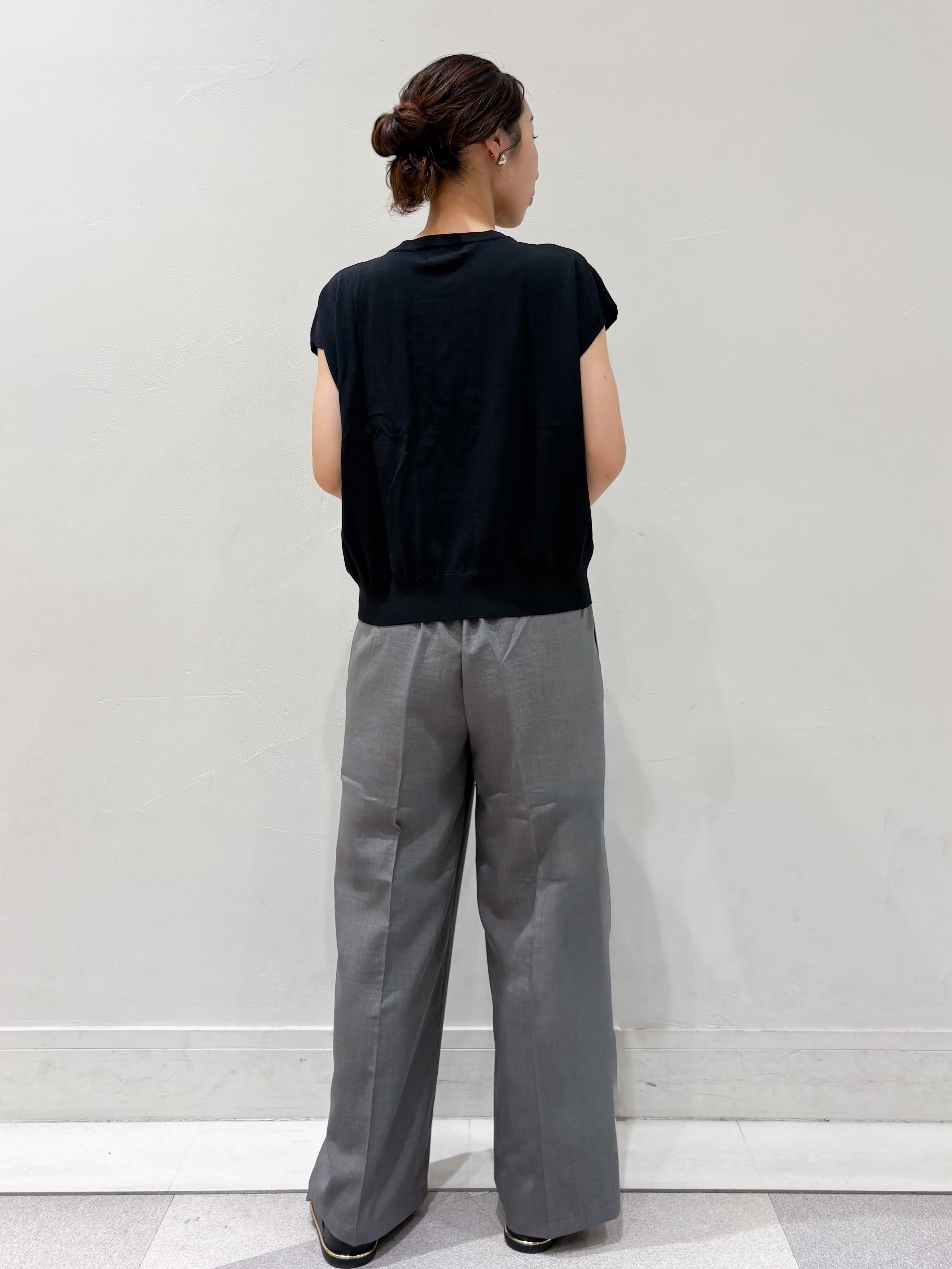 ちえさんの「OPAQUE.CLIP｜【接触冷感／UV】フリルフレンチスリーブニット《洗濯機OK》」を使ったコーディネート