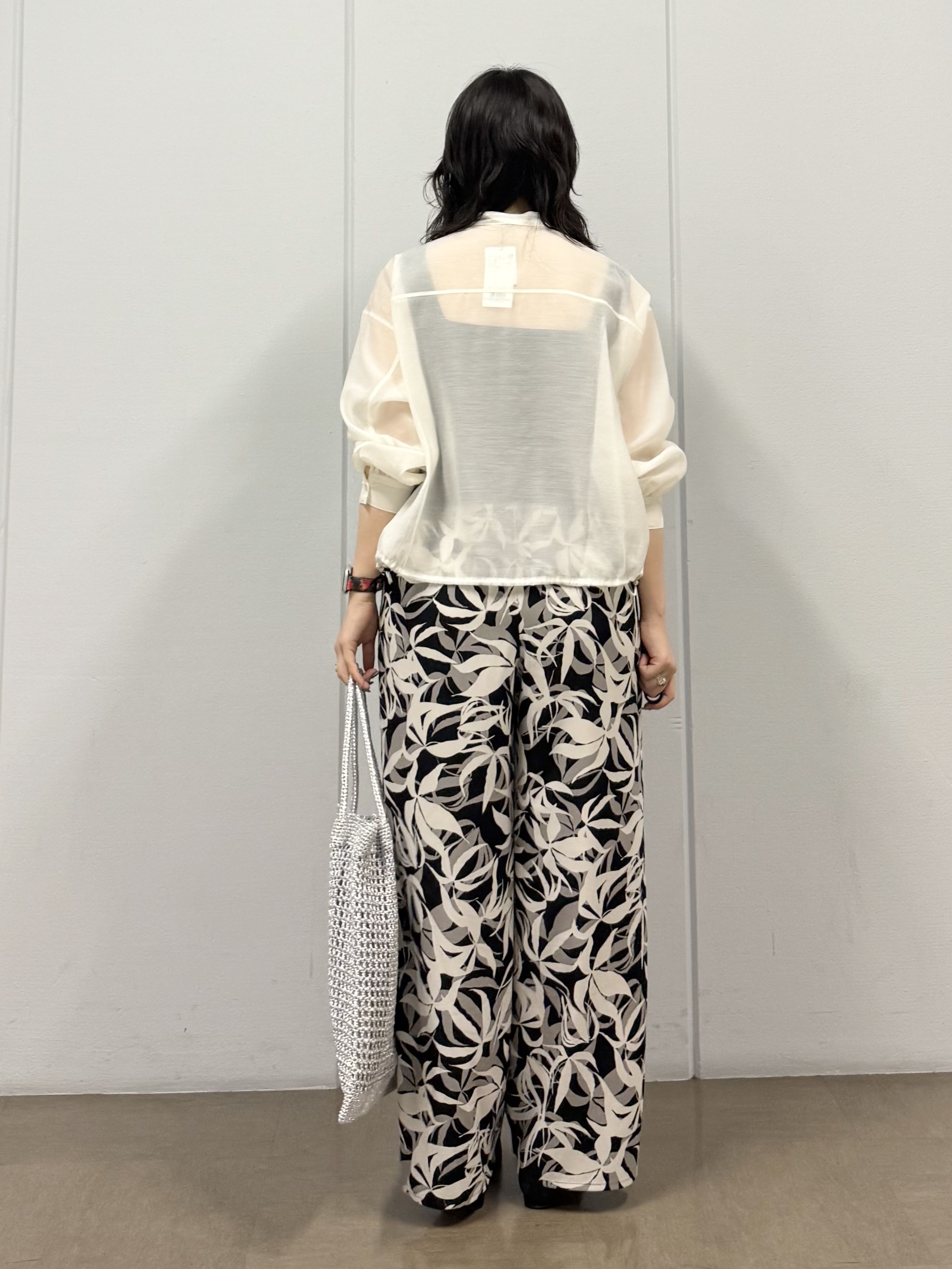 mizukiさんの「INDIVI｜【トレンド／2WAY】裾ドロスト付きシアーブラウスブルゾン」を使ったコーディネート