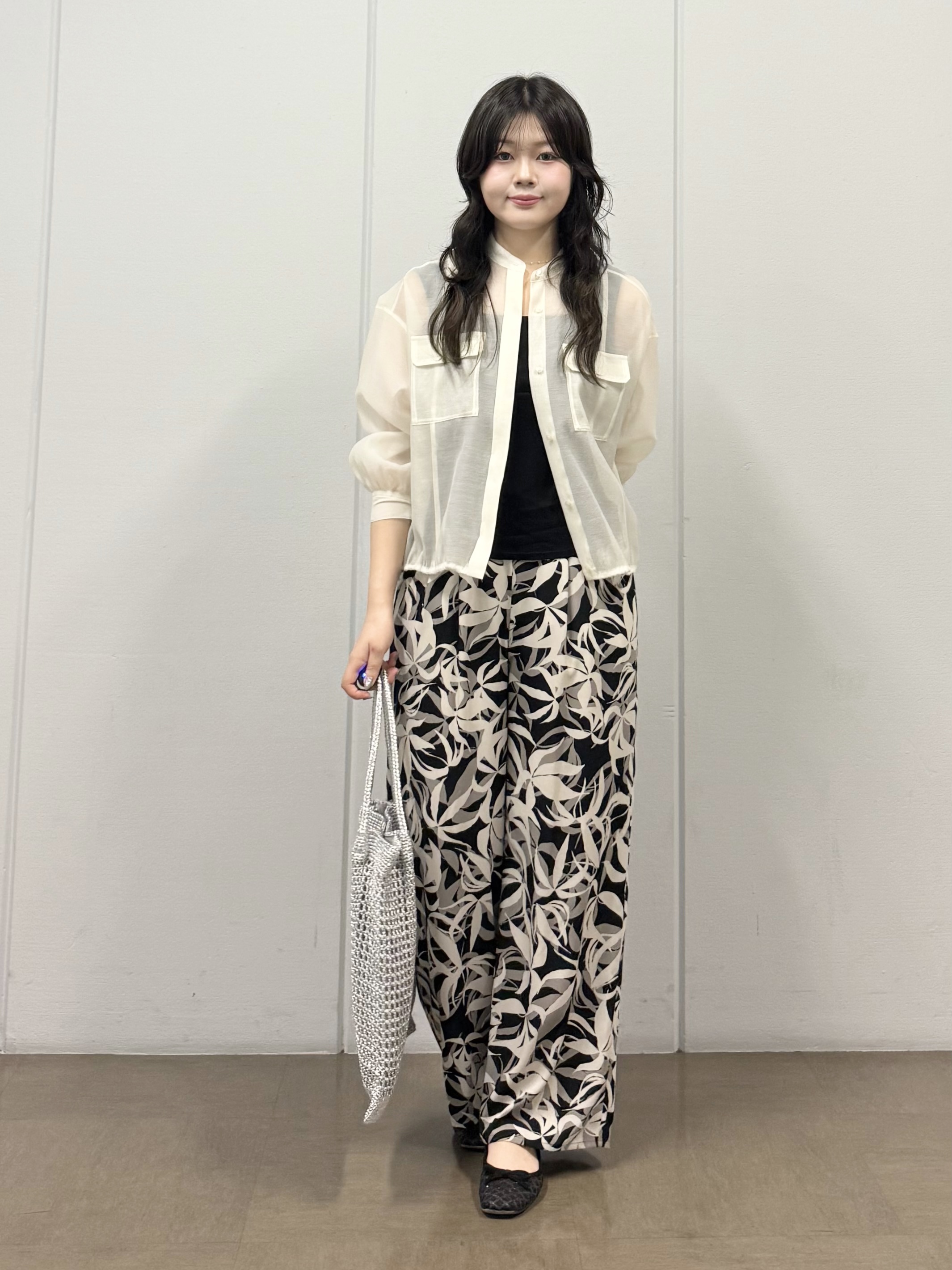 mizukiさんの「INDIVI｜【トレンド／2WAY】裾ドロスト付きシアーブラウスブルゾン」を使ったコーディネート
