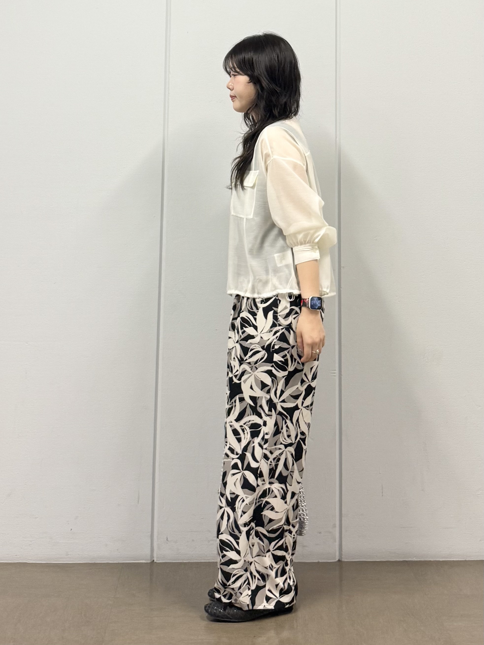 mizukiさんの「INDIVI｜【トレンド／2WAY】裾ドロスト付きシアーブラウスブルゾン」を使ったコーディネート