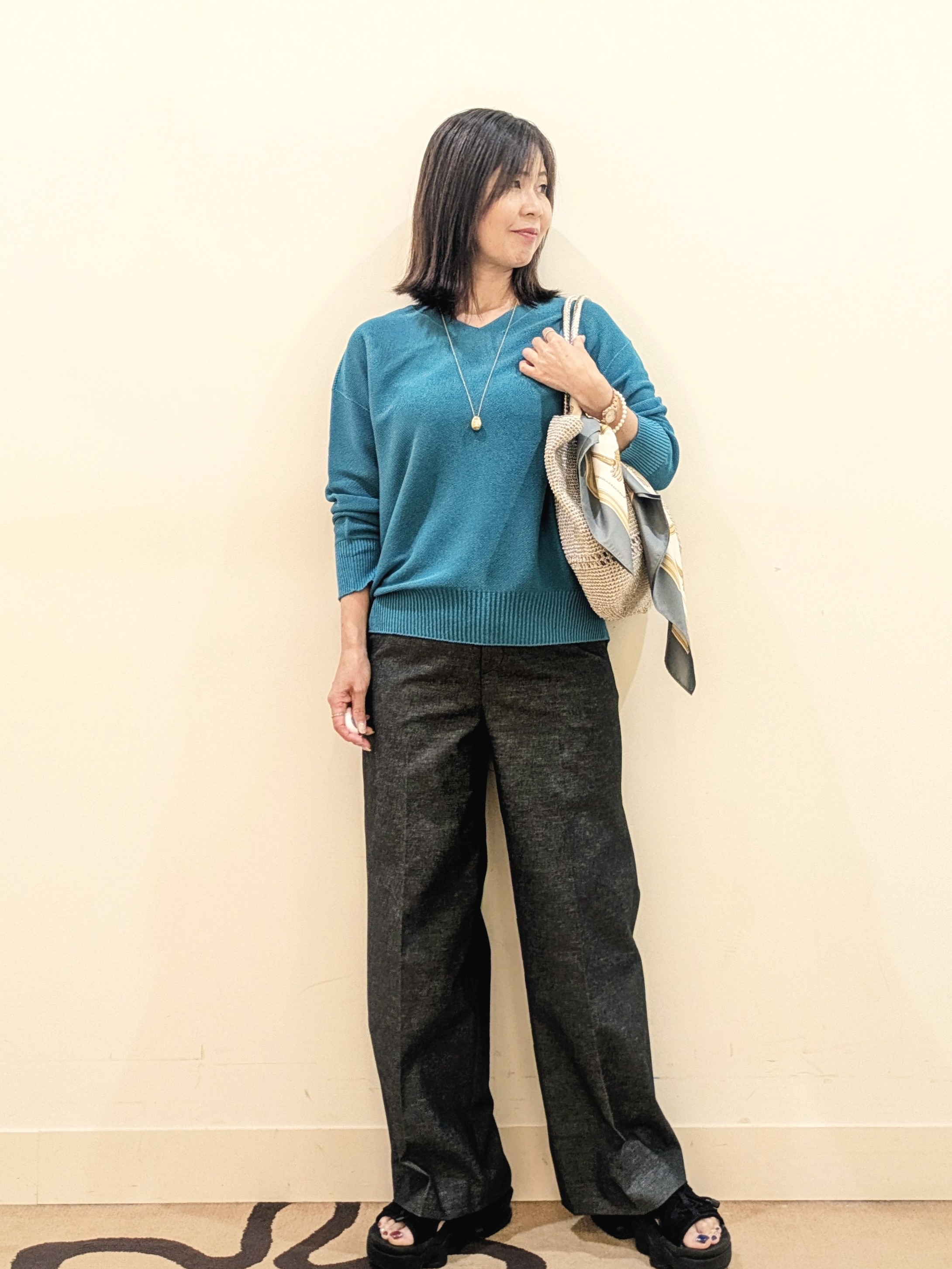 laverさんの「UNTITLED｜【7色展開/洗える/程よい透け感】ドライタッチVネックニット」を使ったコーディネート