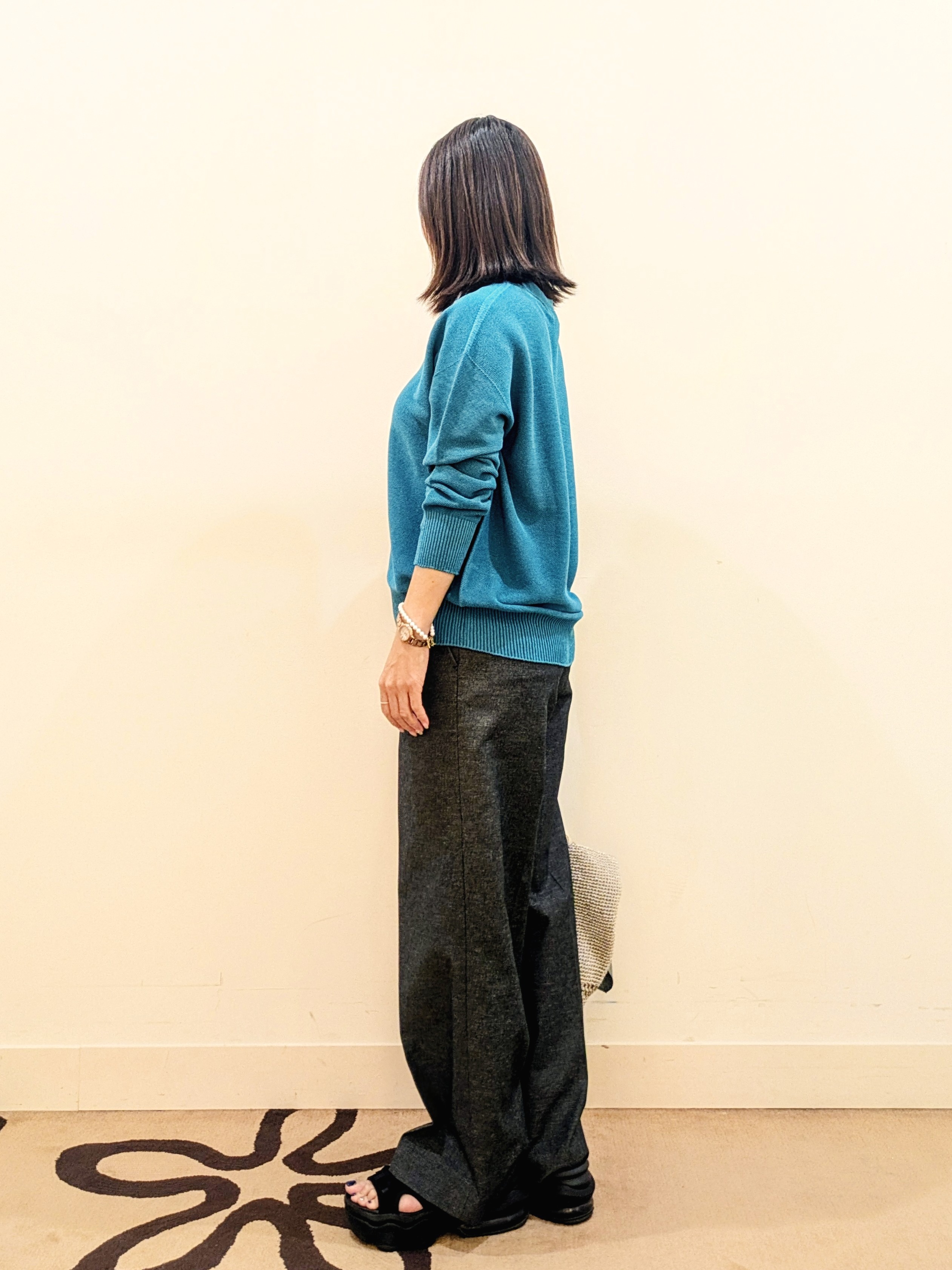 laverさんの「UNTITLED｜【7色展開/洗える/程よい透け感】ドライタッチVネックニット」を使ったコーディネート