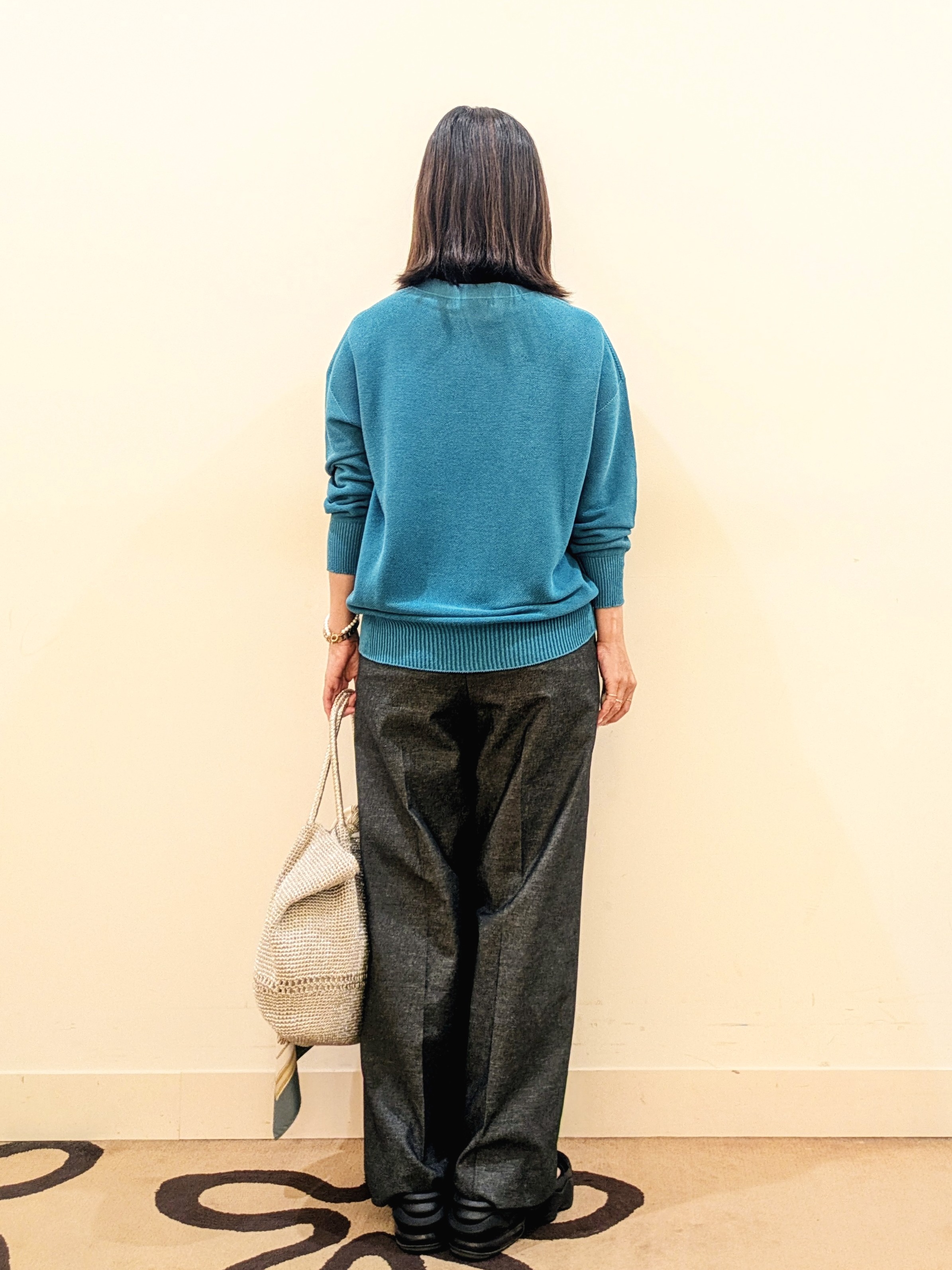 laverさんの「UNTITLED｜【7色展開/洗える/程よい透け感】ドライタッチVネックニット」を使ったコーディネート