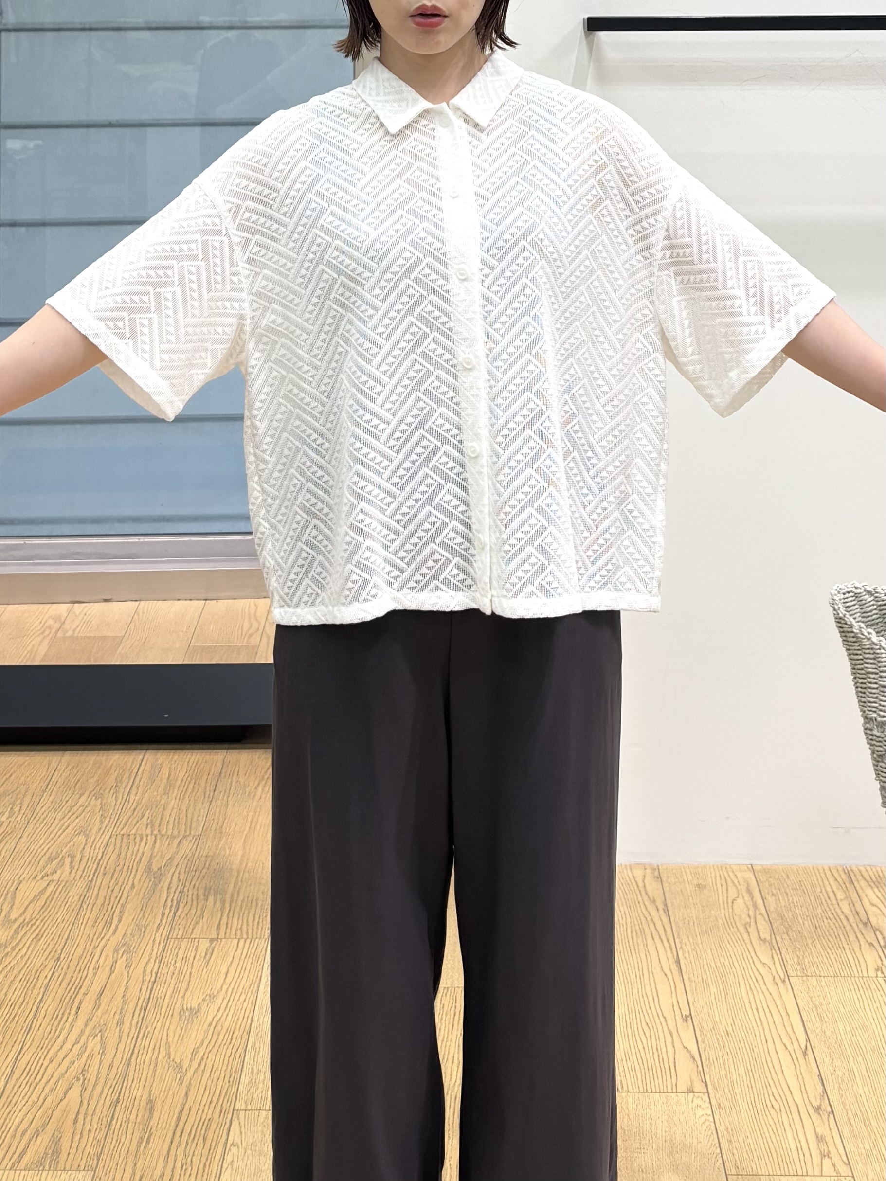 asamiさんの「INDIVI｜【洗える/日本製】幾何学柄レースシャツ」を使ったコーディネート