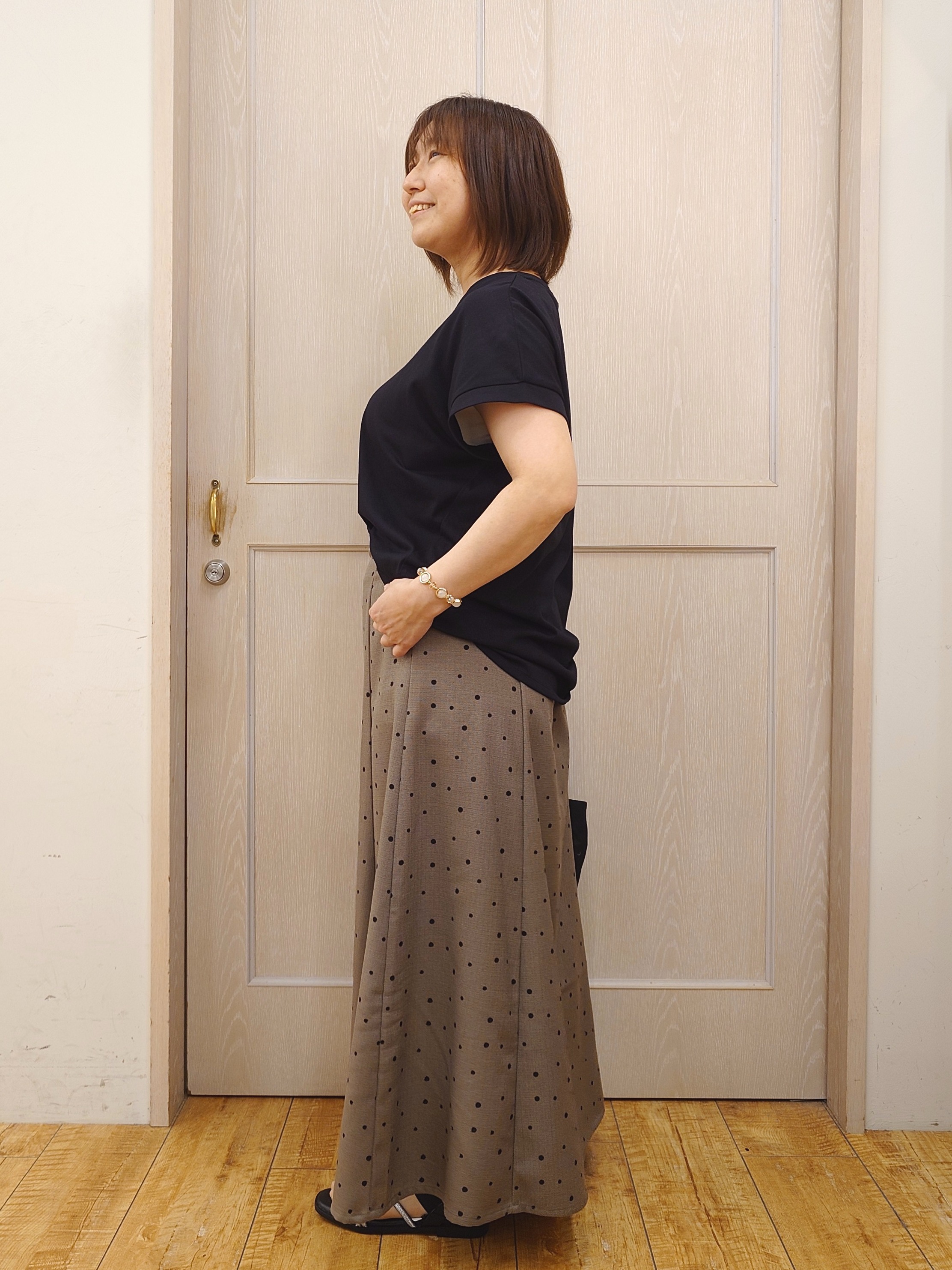 とろろさんの「SHOO･LA･RUE｜【汗じみ防止/ひんやり/体型カバー】真夏の味方。 汗じみが気になりにくい 大人の刺繍ロゴTシャツ」を使ったコーディネート