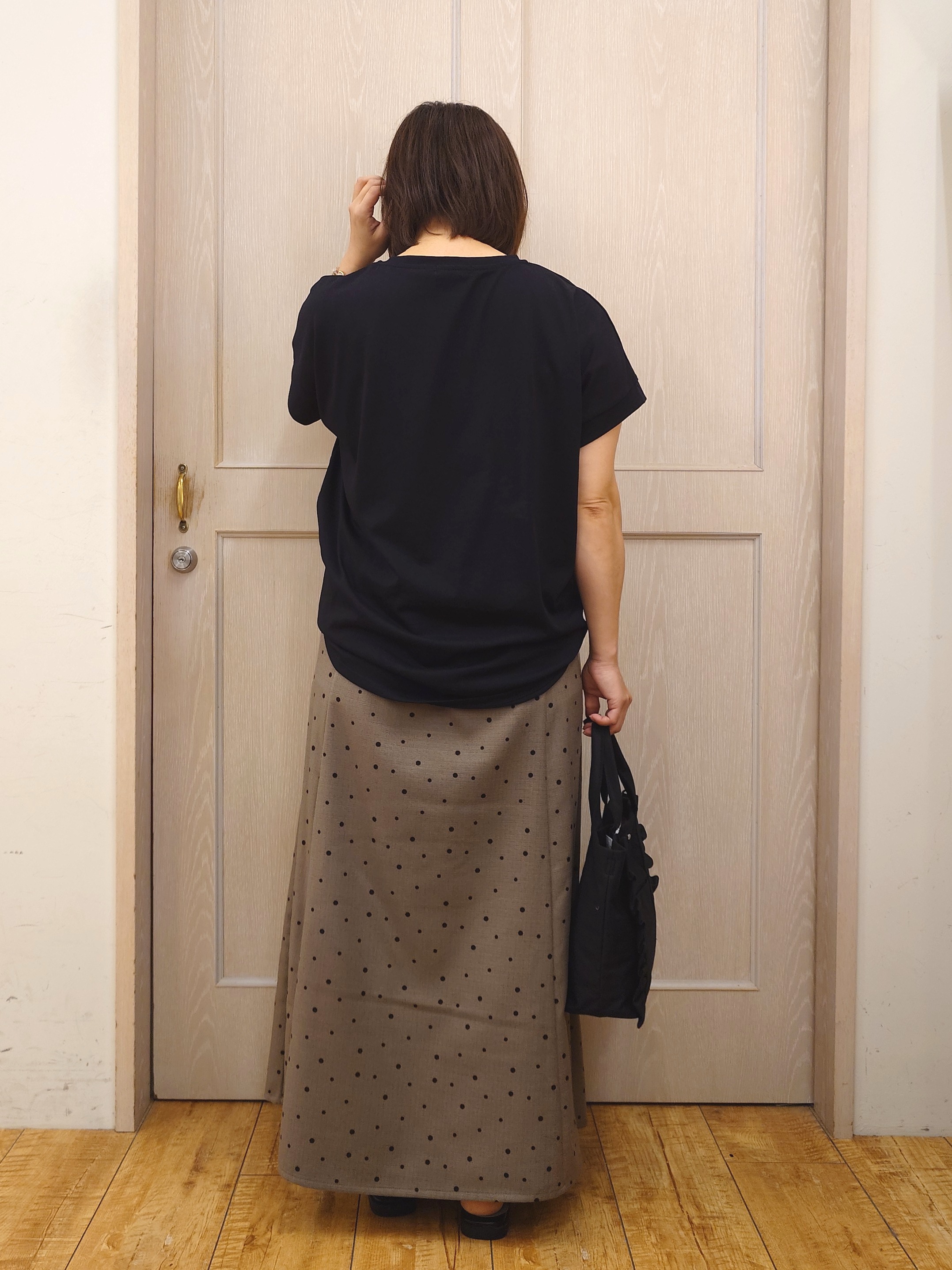 とろろさんの「SHOO･LA･RUE｜【汗じみ防止/ひんやり/体型カバー】真夏の味方。 汗じみが気になりにくい 大人の刺繍ロゴTシャツ」を使ったコーディネート