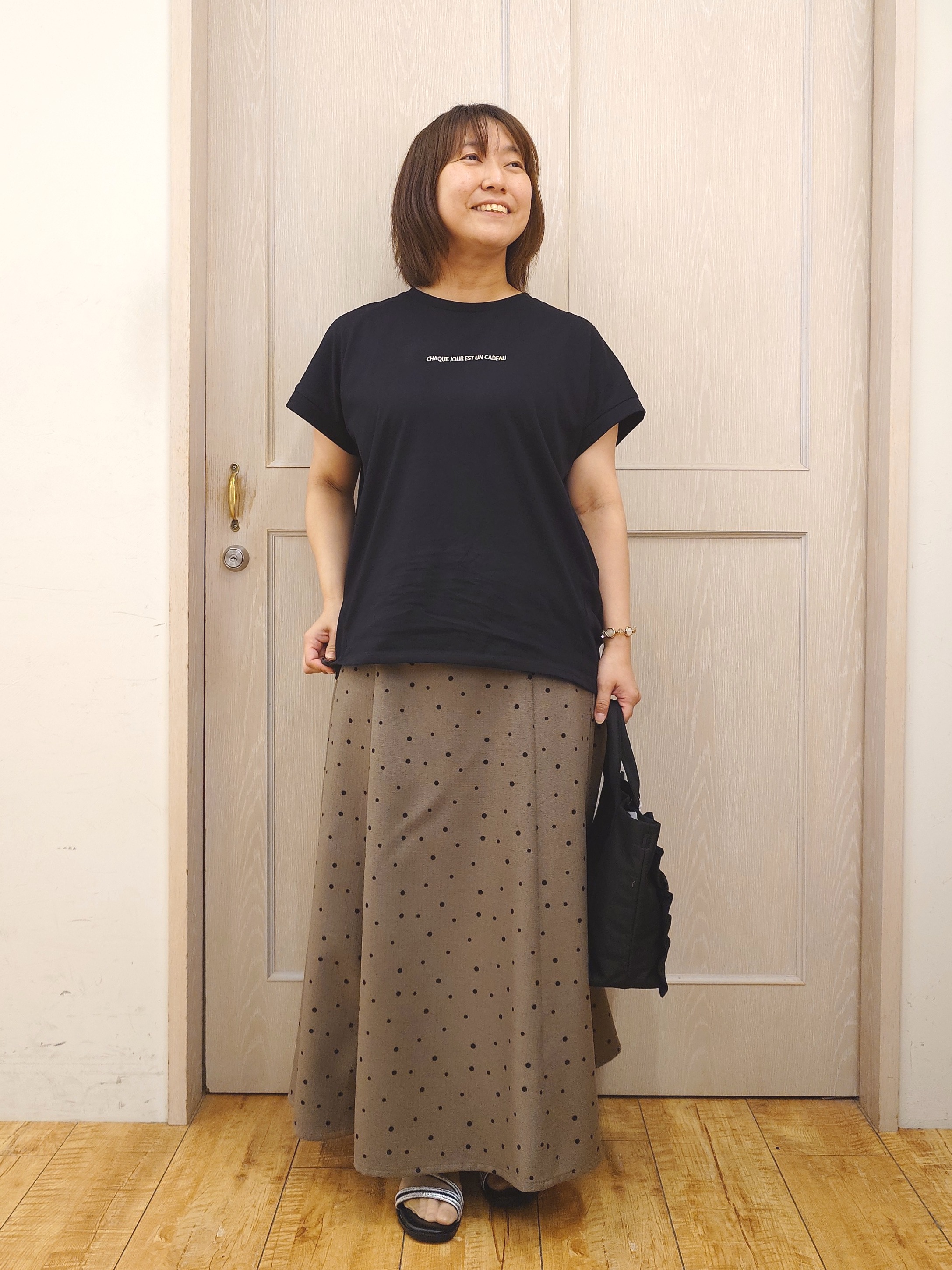 とろろさんの「SHOO･LA･RUE｜【汗じみ防止/ひんやり/体型カバー】真夏の味方。 汗じみが気になりにくい 大人の刺繍ロゴTシャツ」を使ったコーディネート