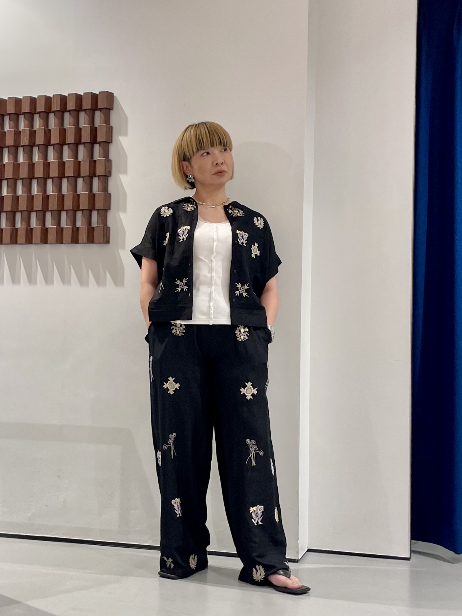 KOUさんの「INDIVI｜アート刺繍半袖シャツ【セットアップ可能】」を使ったコーディネート