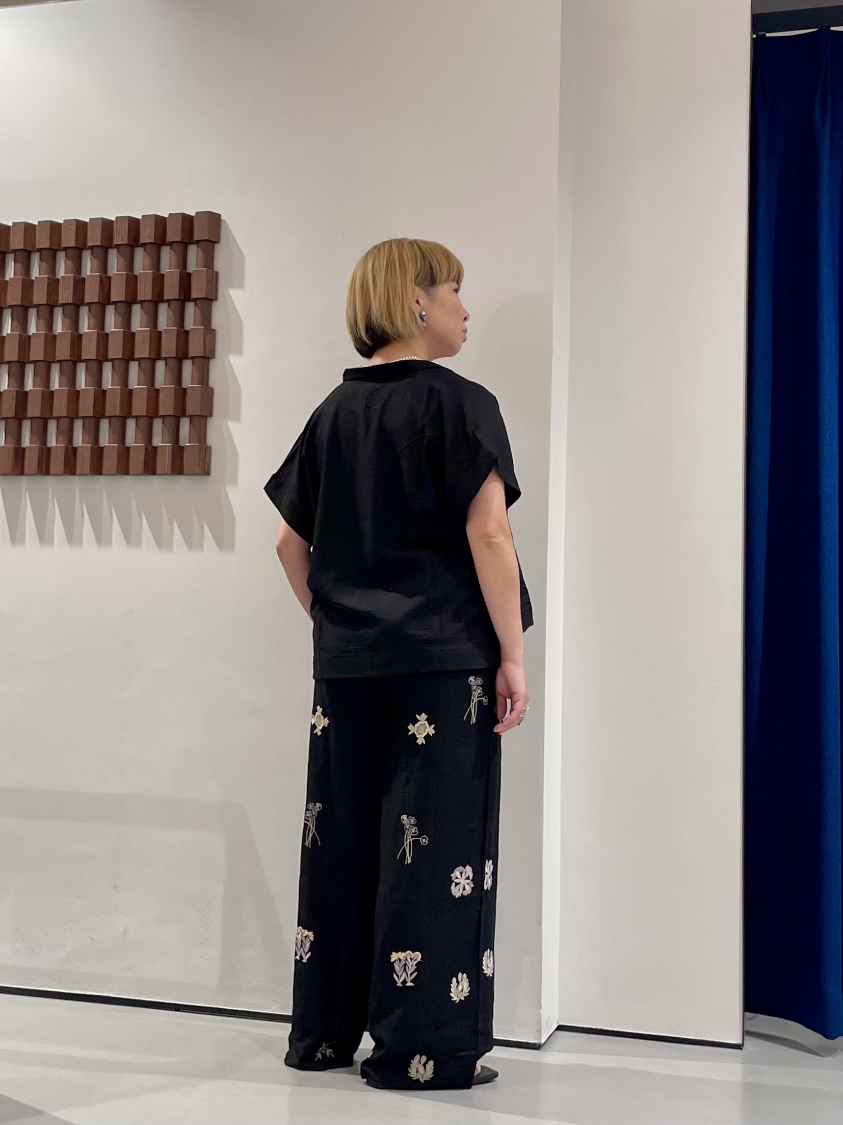 KOUさんの「INDIVI｜アート刺繍半袖シャツ【セットアップ可能】」を使ったコーディネート