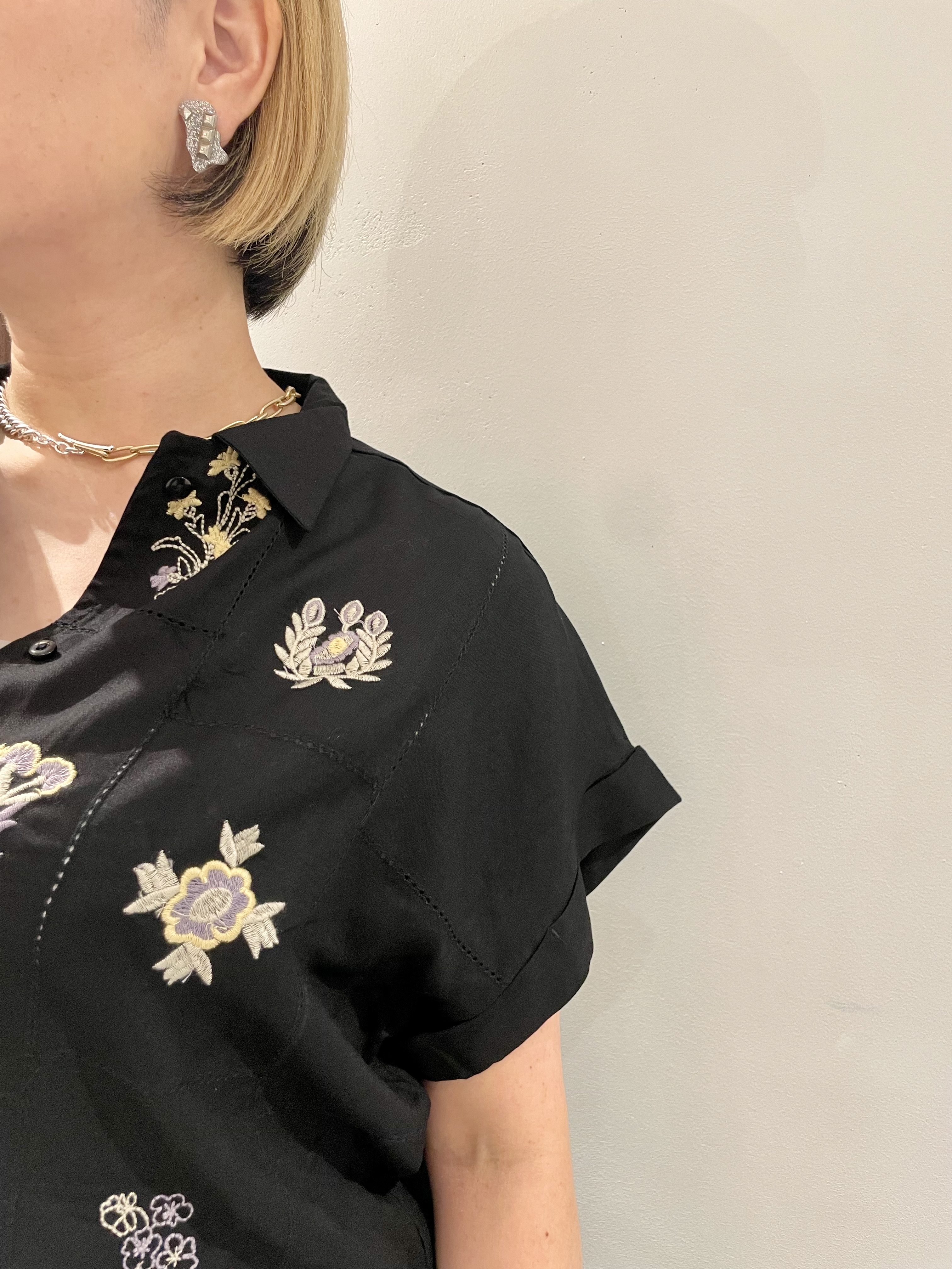 KOUさんの「INDIVI｜アート刺繍半袖シャツ【セットアップ可能】」を使ったコーディネート
