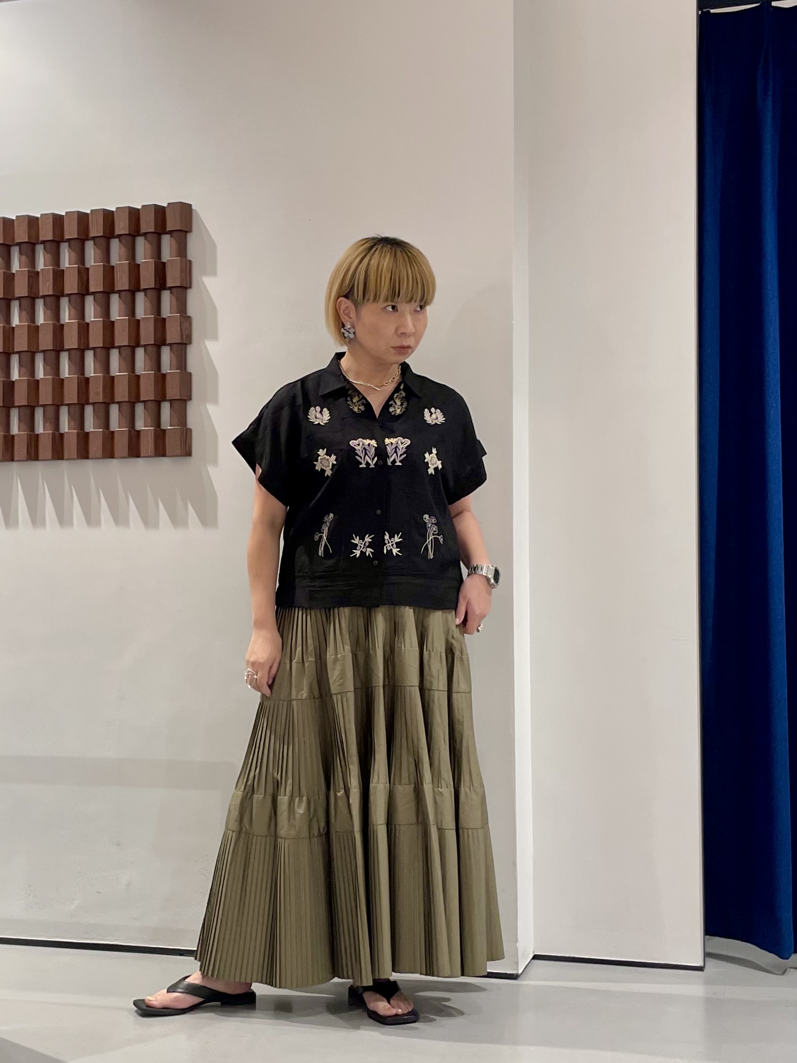 KOUさんの「INDIVI｜アート刺繍半袖シャツ【セットアップ可能】」を使ったコーディネート