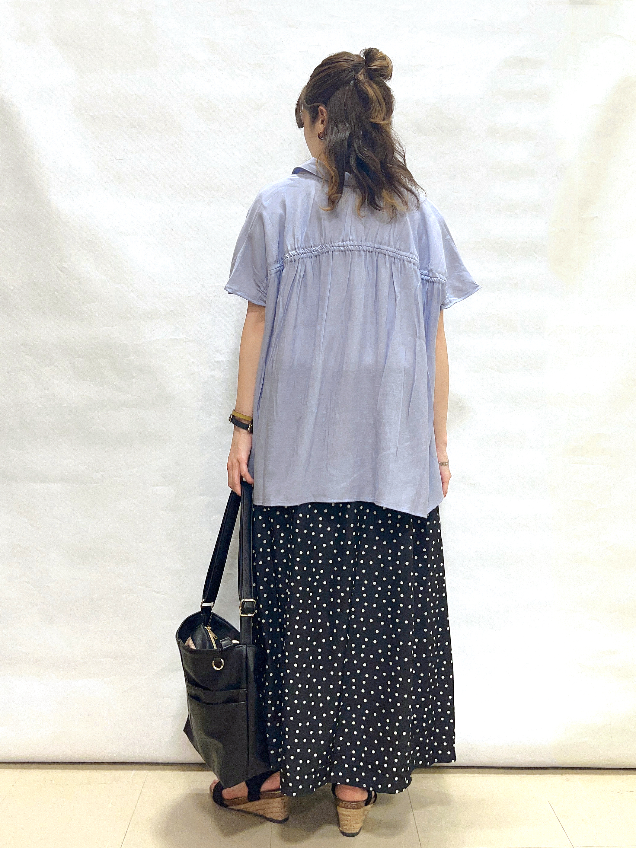 まっつんさんの「SHOO･LA･RUE｜【ひんやり/UV】ほんのりシアーで上品な バックギャザーブラウス」を使ったコーディネート