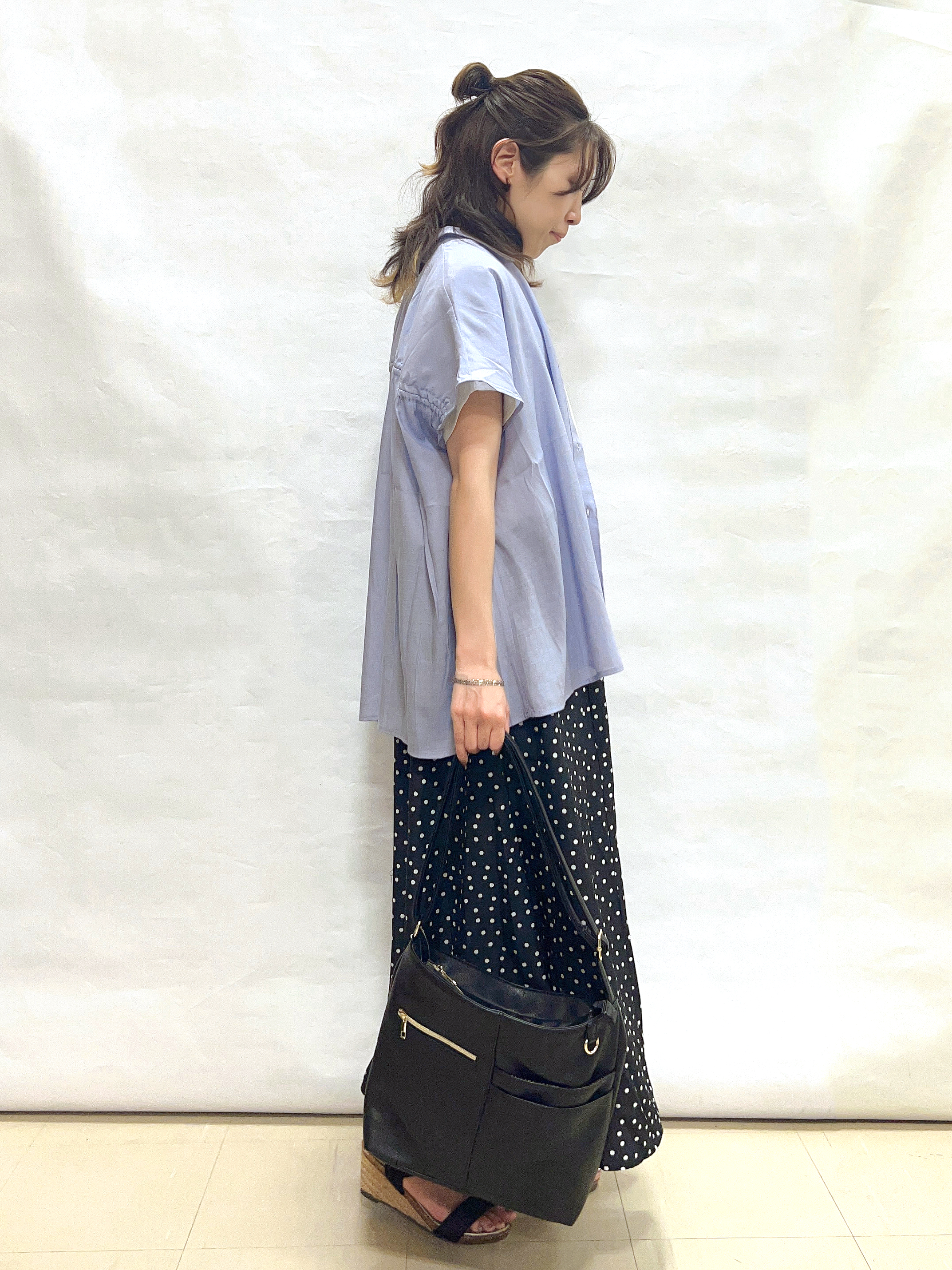 まっつんさんの「SHOO･LA･RUE｜【ひんやり/UV】ほんのりシアーで上品な バックギャザーブラウス」を使ったコーディネート