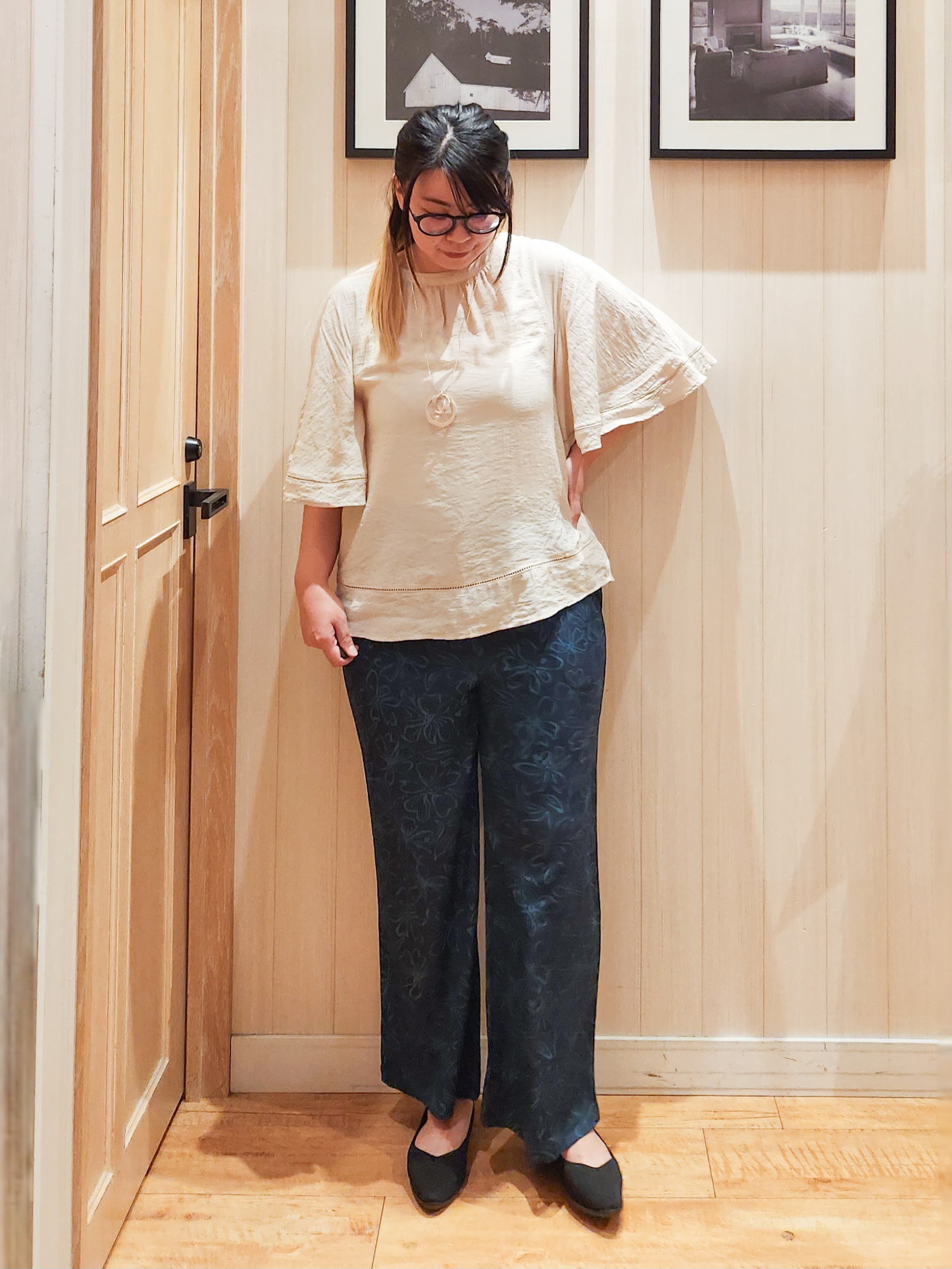 れーやんさんの「SHOO･LA･RUE｜【ひんやり/S-LL/体型カバー】はしごレースが涼し気な スラブポンチョ風ブラウス」を使ったコーディネート