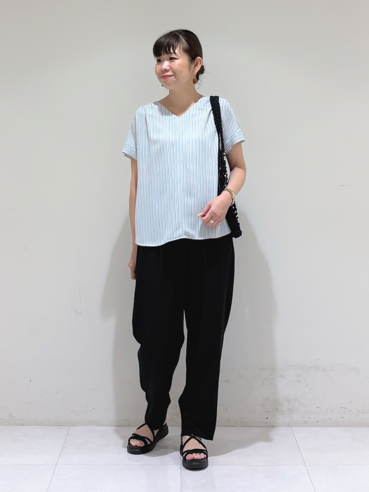 tsuyuさんの「INDIVI｜【中が見えない／オールシーズン】マクラメコード巾着付きメッシュバッグ」を使ったコーディネート