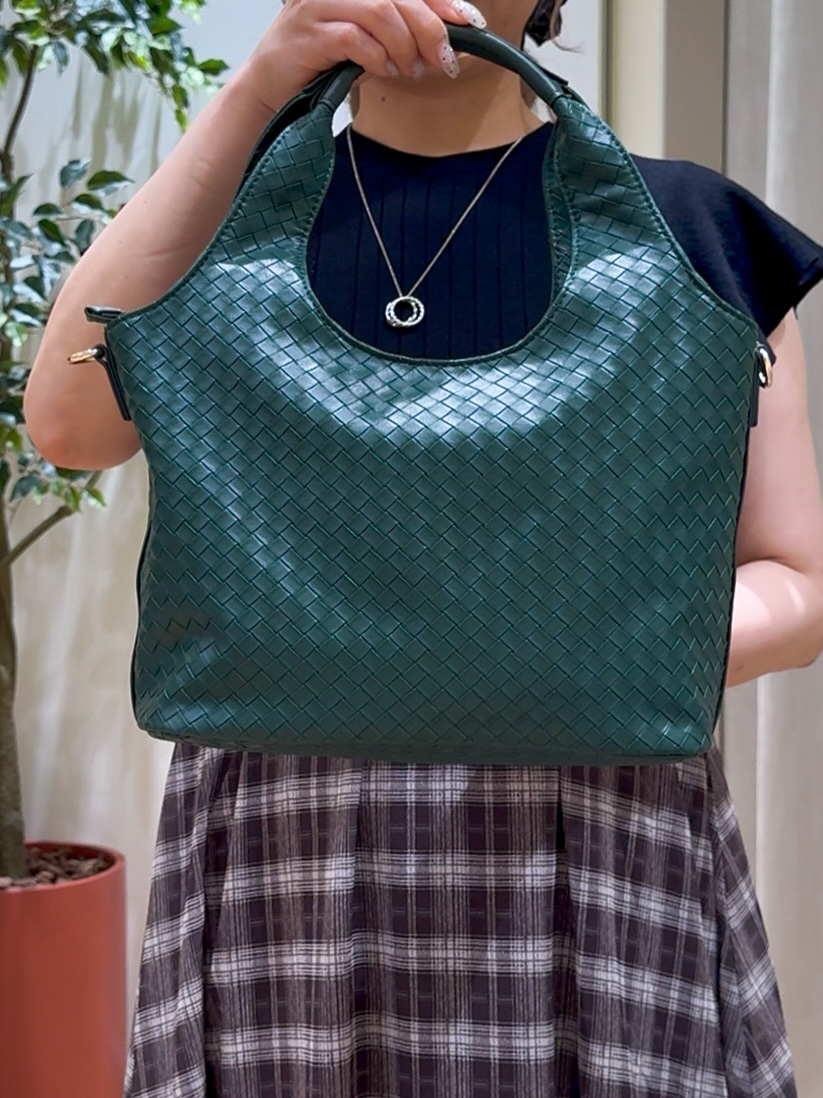 Harukaさんの「grove｜【低身長さんも選べる着丈・洗濯機◎】1枚で華やか 肩フリルニットドッキングワンピース」を使ったコーディネート