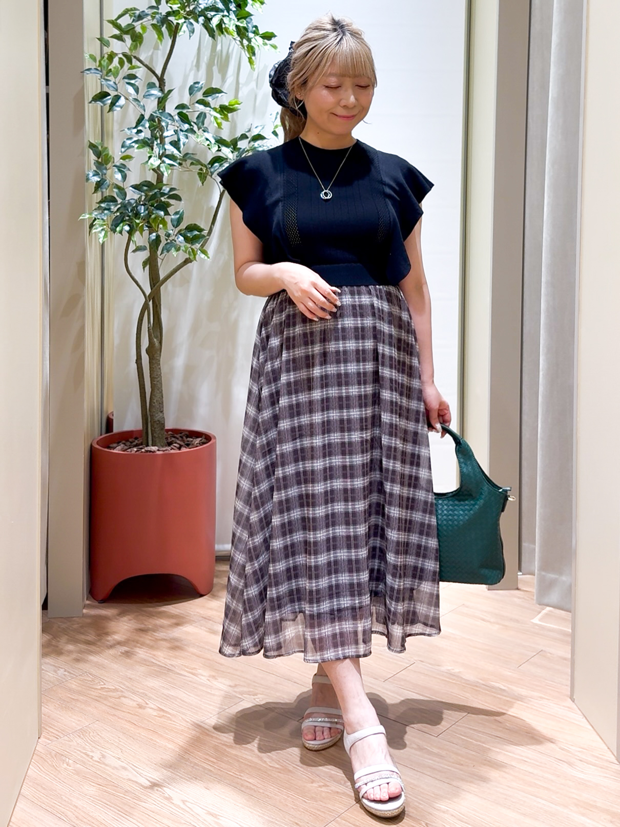 Harukaさんの「grove｜【低身長さんも選べる着丈・洗濯機◎】1枚で華やか 肩フリルニットドッキングワンピース」を使ったコーディネート