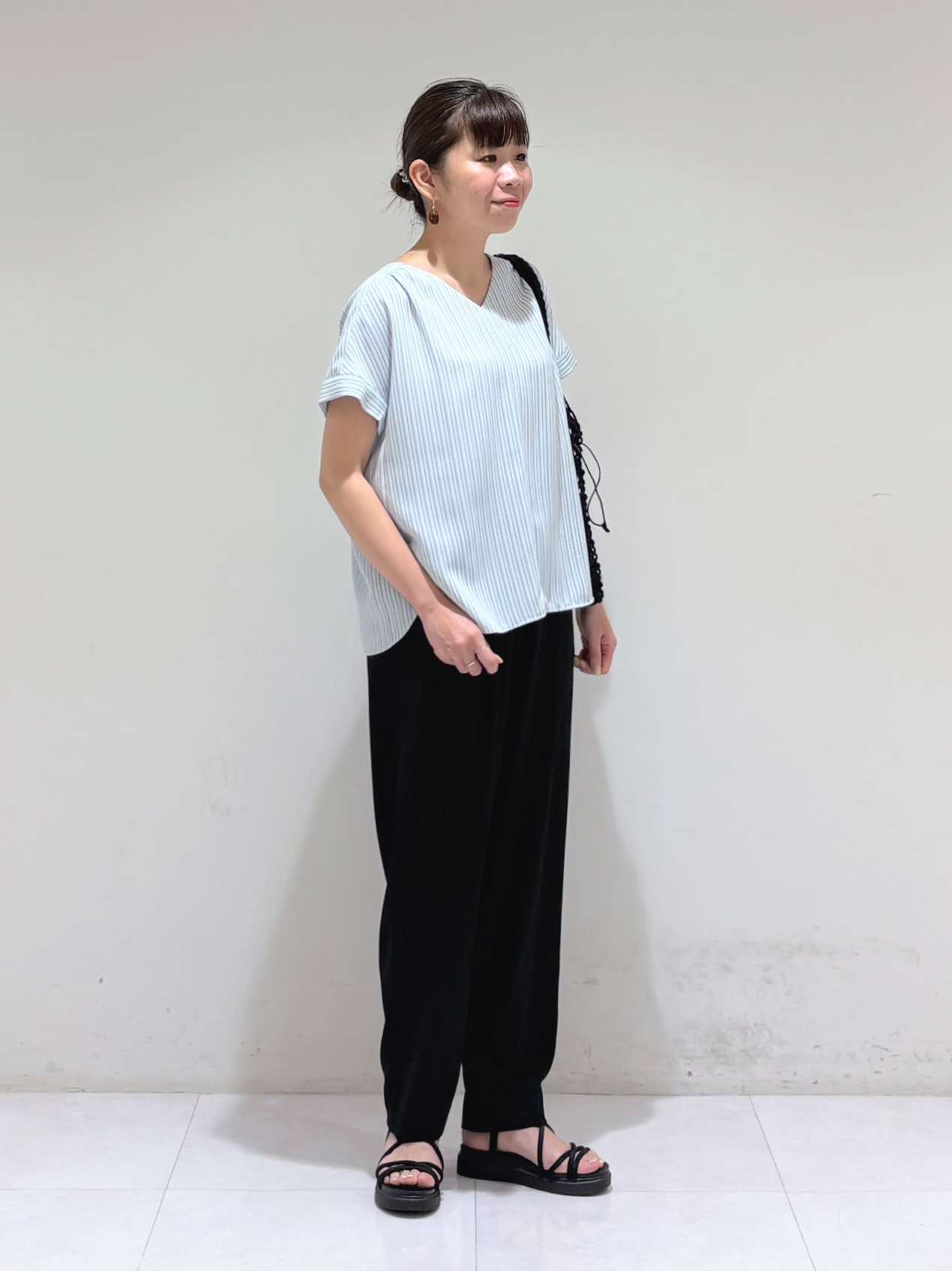 tsuyuさんの「INDIVI｜【中が見えない／オールシーズン】マクラメコード巾着付きメッシュバッグ」を使ったコーディネート