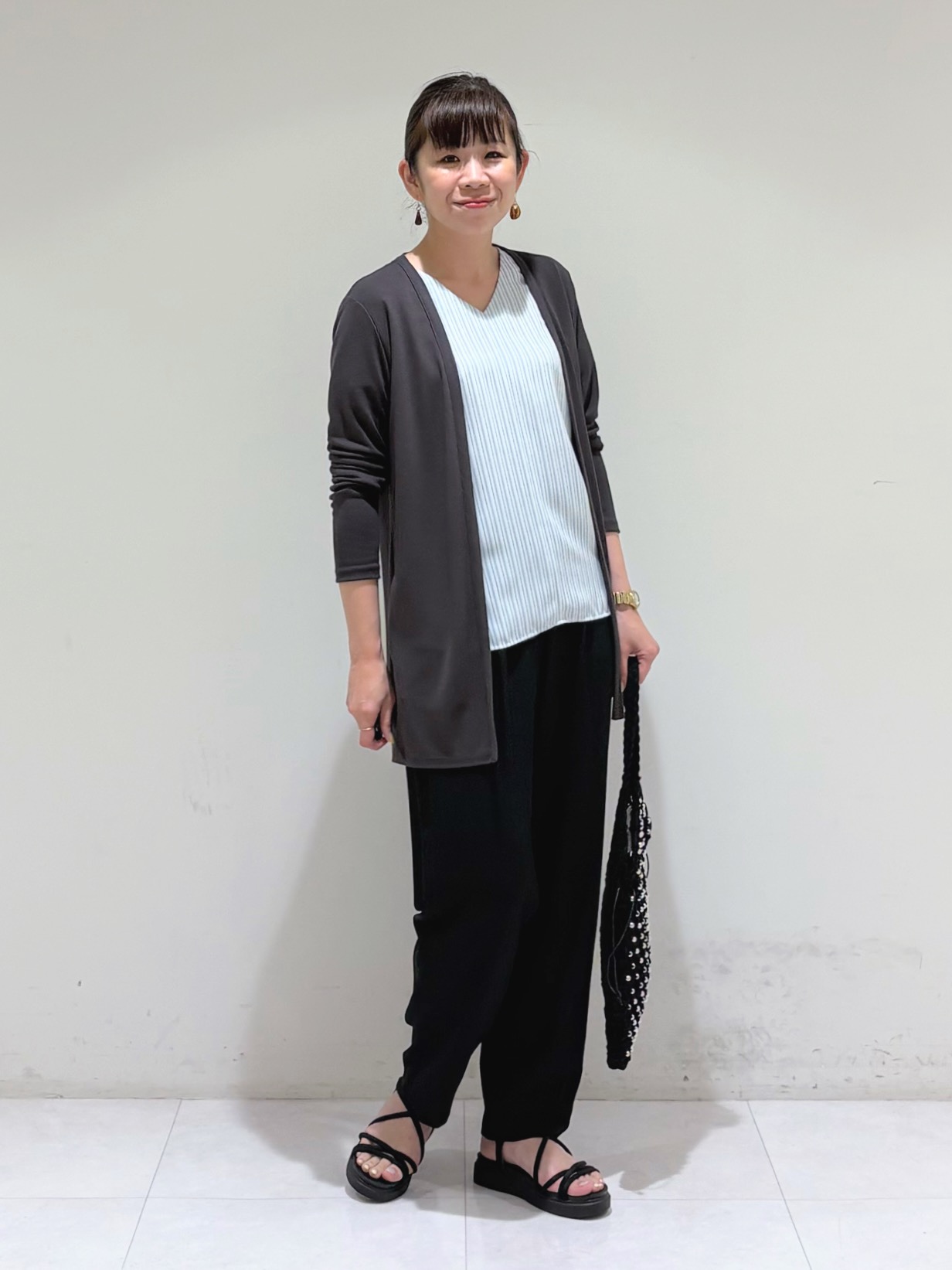 tsuyuさんの「INDIVI｜【中が見えない／オールシーズン】マクラメコード巾着付きメッシュバッグ」を使ったコーディネート