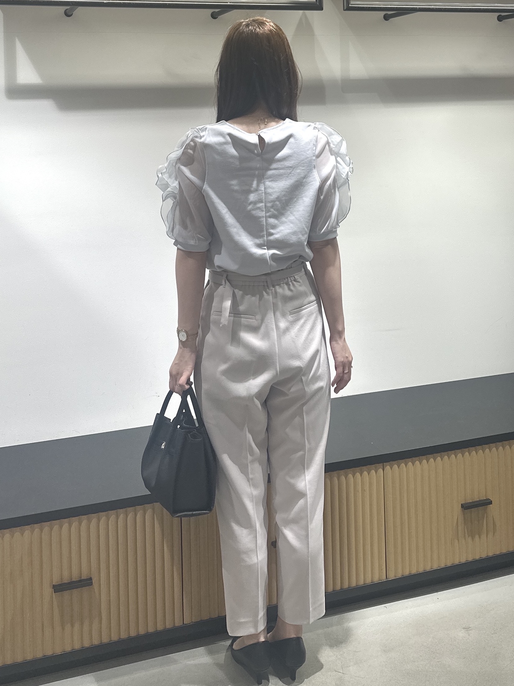 keito.iさんの「OPAQUE.CLIP｜【接触冷感／UVケア】オーガンフリルスリットトップス《洗濯機OK》」を使ったコーディネート