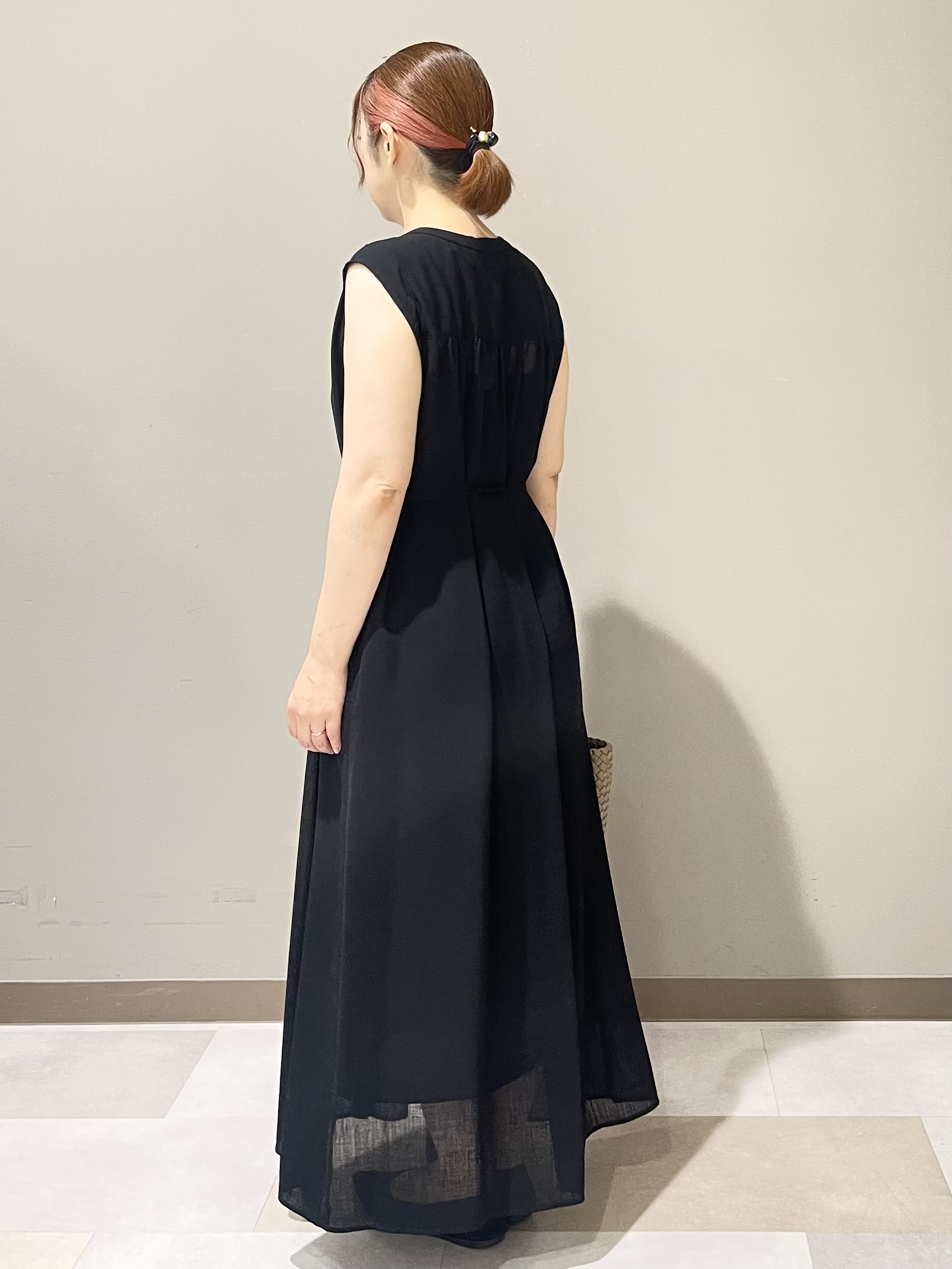 Tomoさんの「UNTITLED｜【通気性/前開きボタン】シアーVネックワンピース」を使ったコーディネート