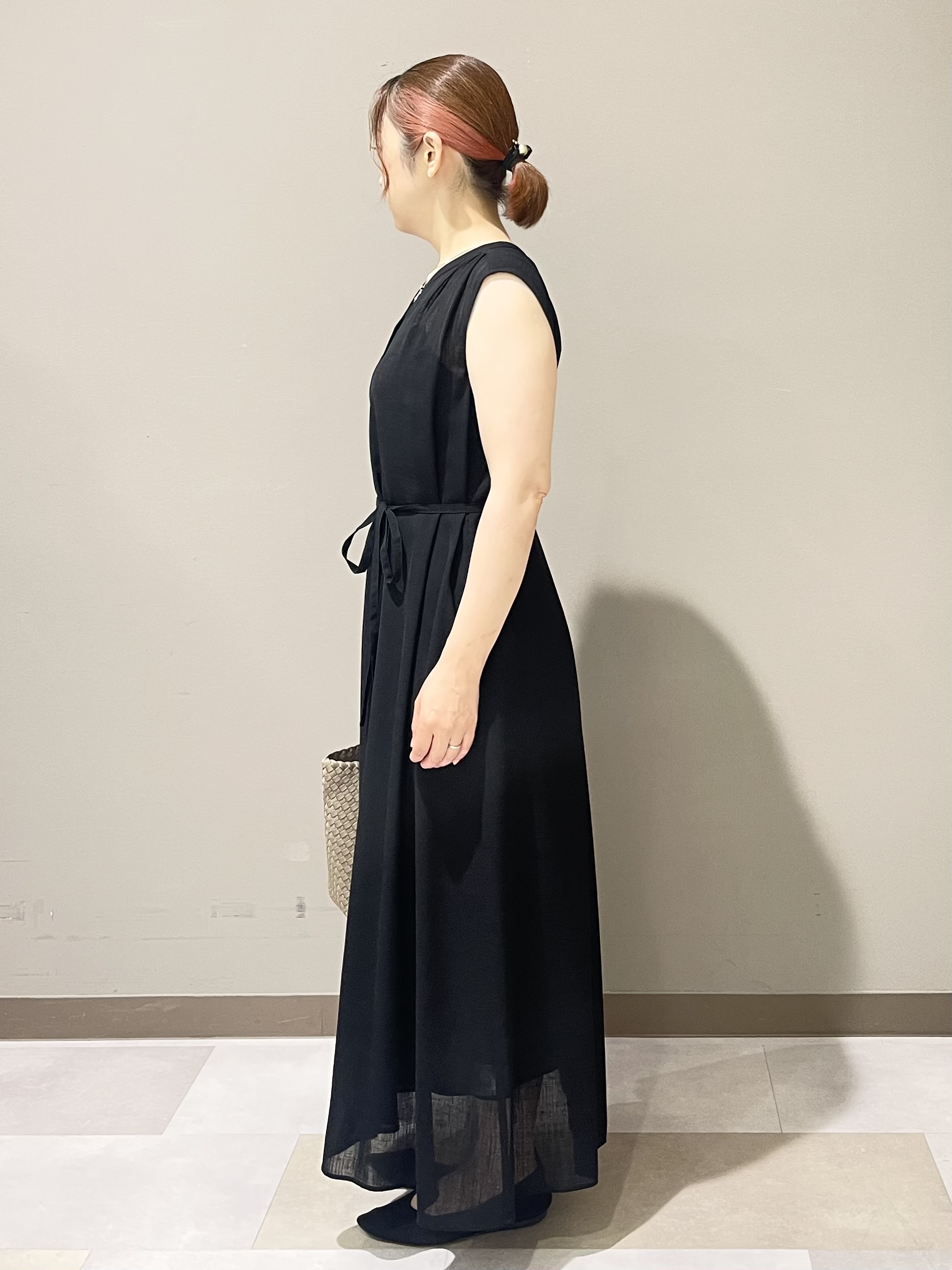 Tomoさんの「UNTITLED｜【通気性/前開きボタン】シアーVネックワンピース」を使ったコーディネート